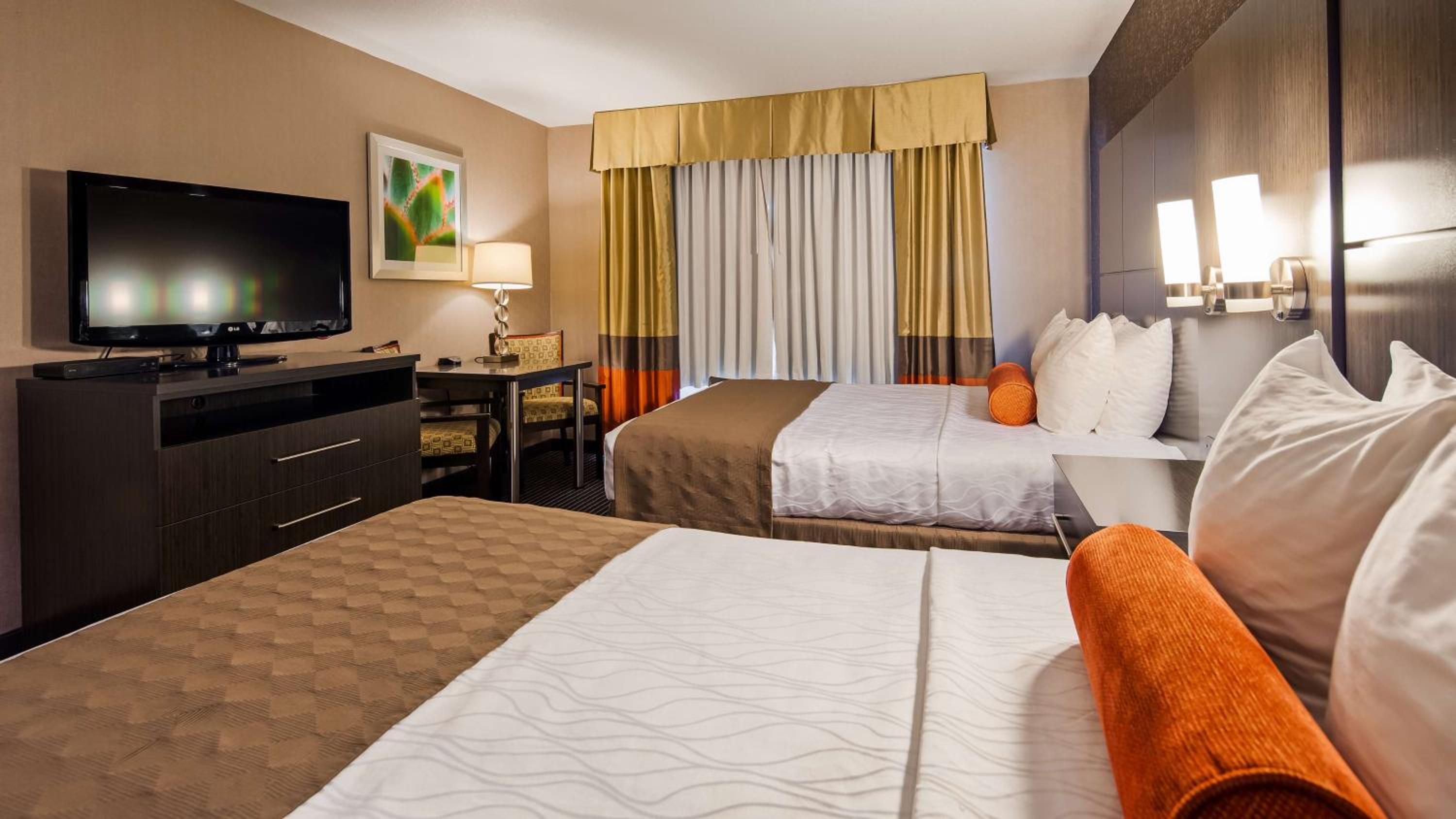 Suite with Two Queen Beds and Sofa Bed - Non-Smoking - Photo 4