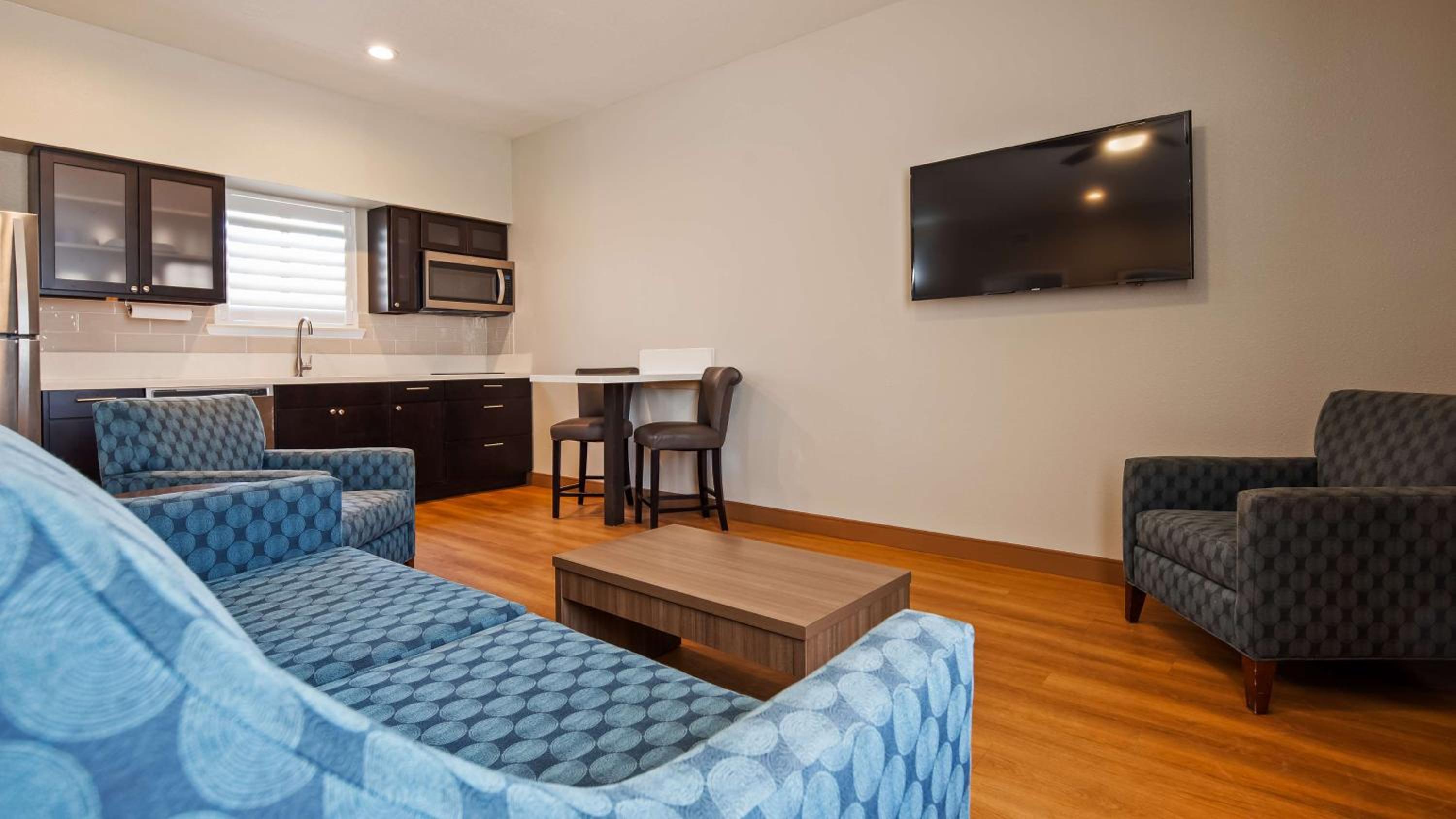 One-Bedroom King Suite with Sofa Bed and Kitchenette - Non-Smoking photo 3