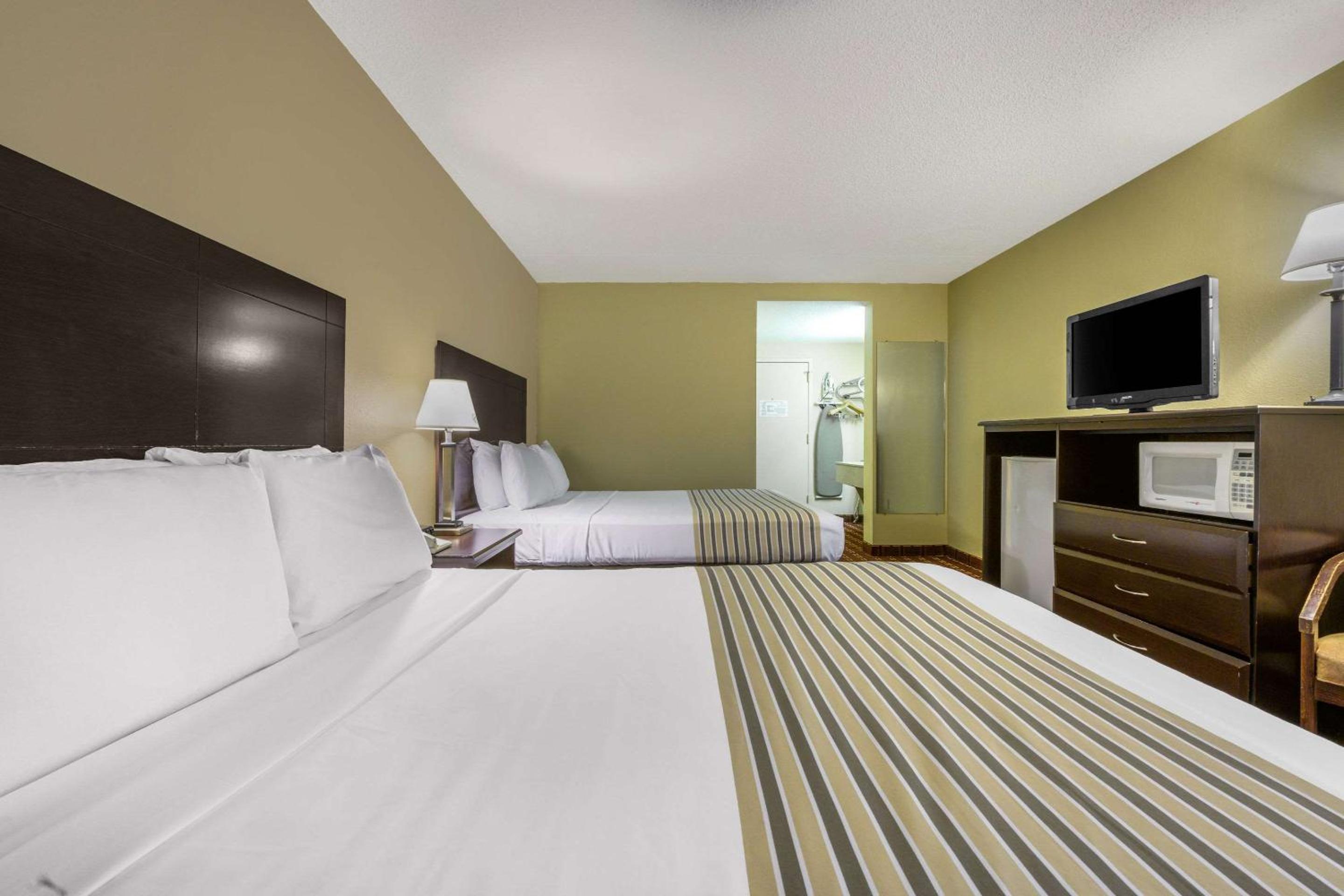 Queen Room with Two Queen Beds - Non-Smoking - Photo 1