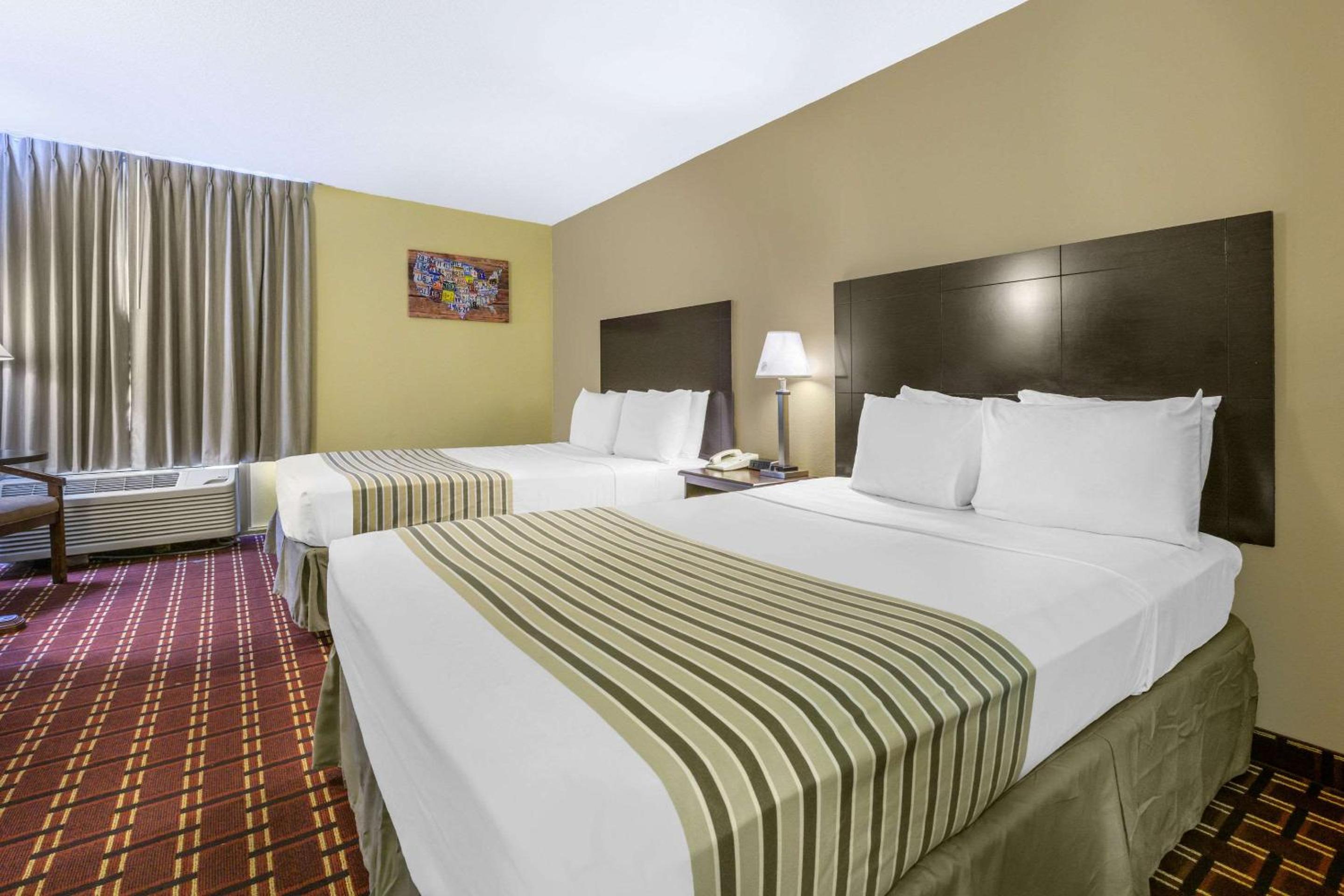 Queen Room with Two Queen Beds - Non-Smoking - Photo 3