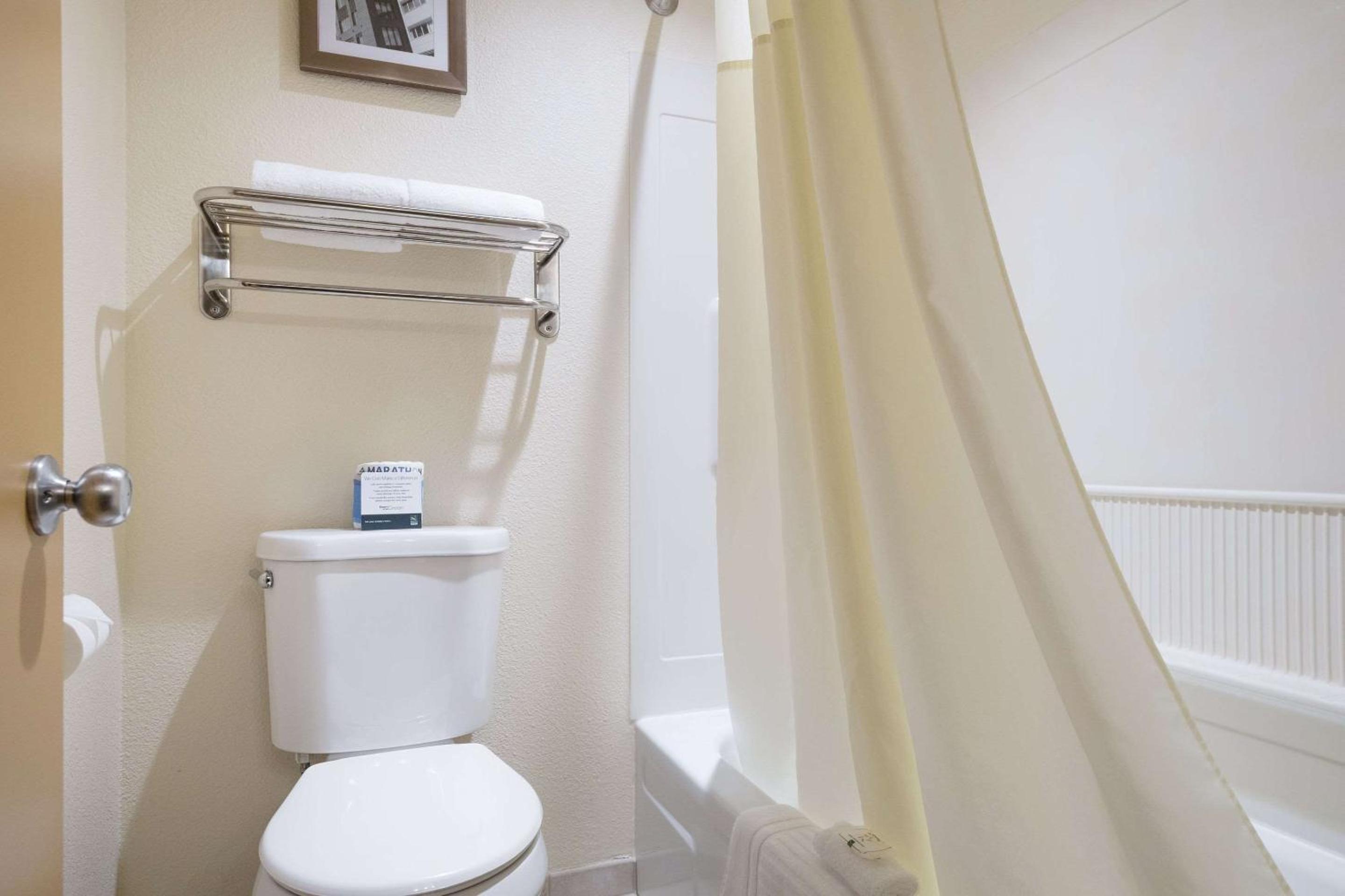 Queen Room - Non-Smoking photo 2