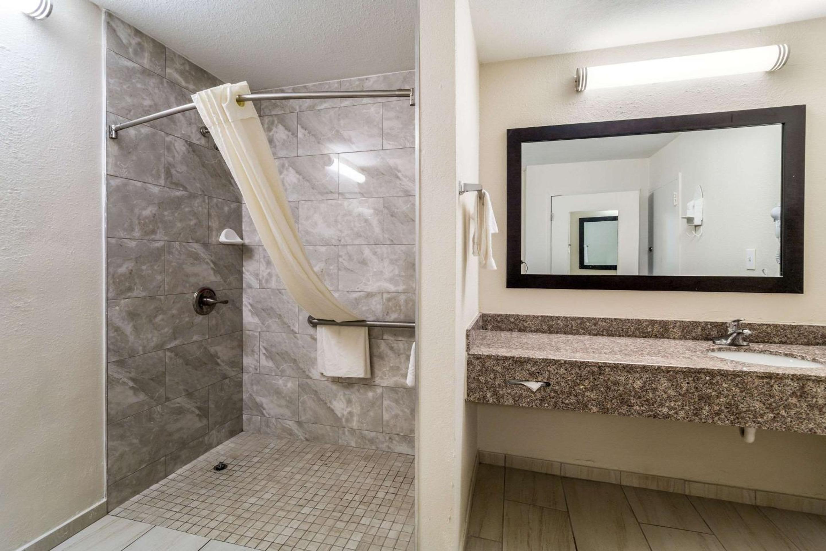 King Room - Accessible/Non-Smoking - Photo 3