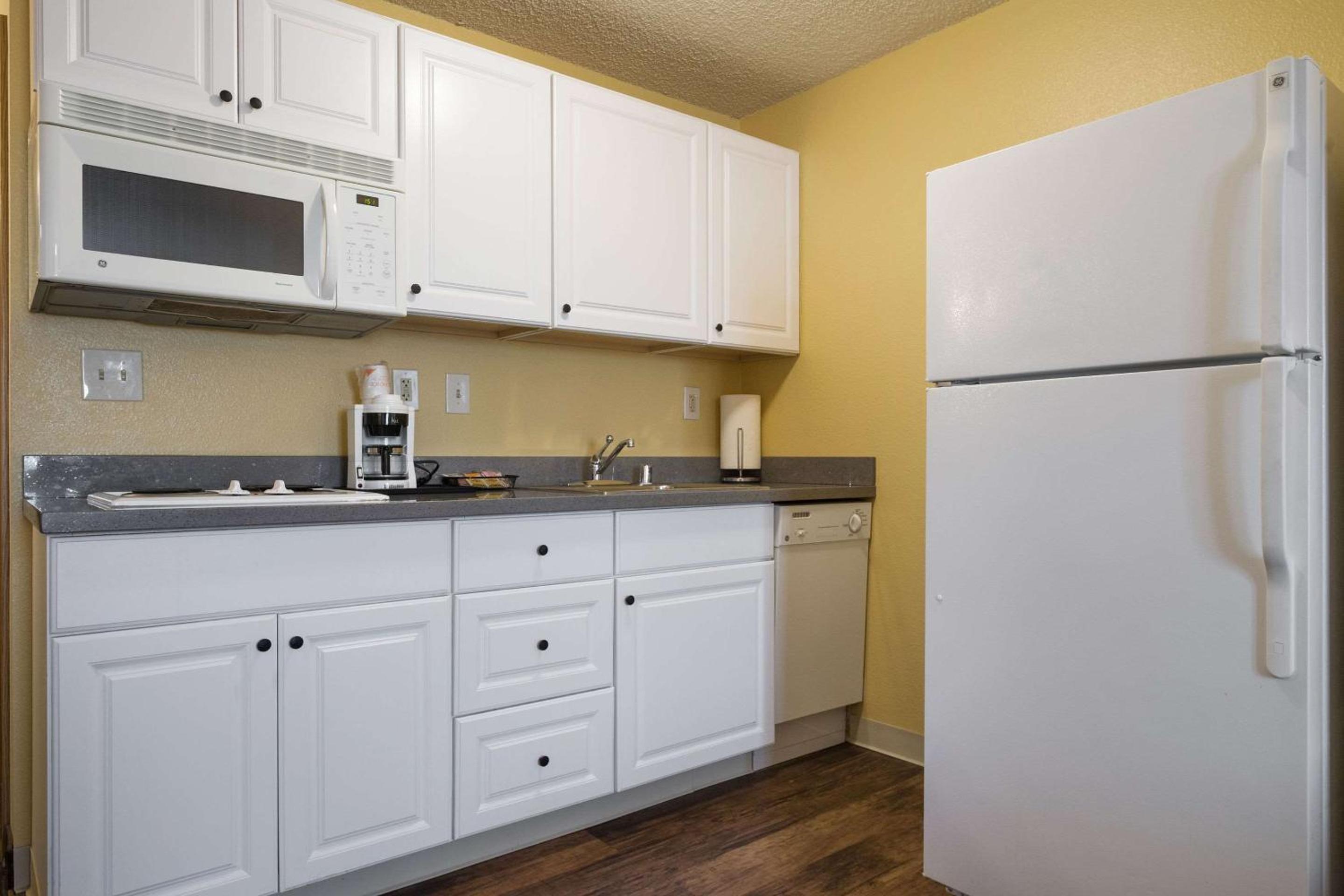 King Suite - Non-Smoking - Photo 4