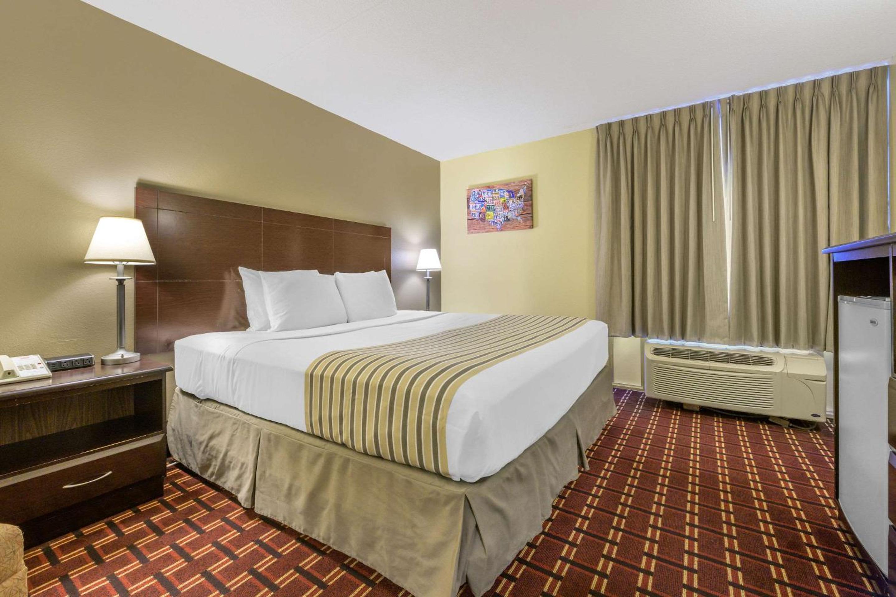King Room - Non-Smoking - Photo 1