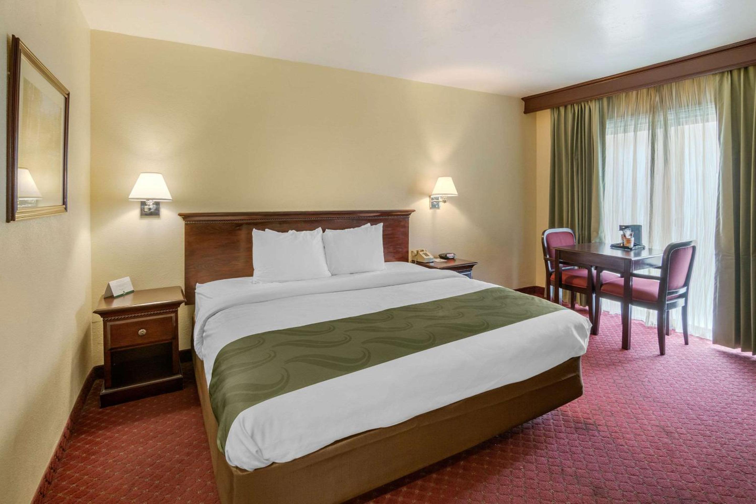 Standard Room, 1 King Bed, Non Smoking - Photo 2