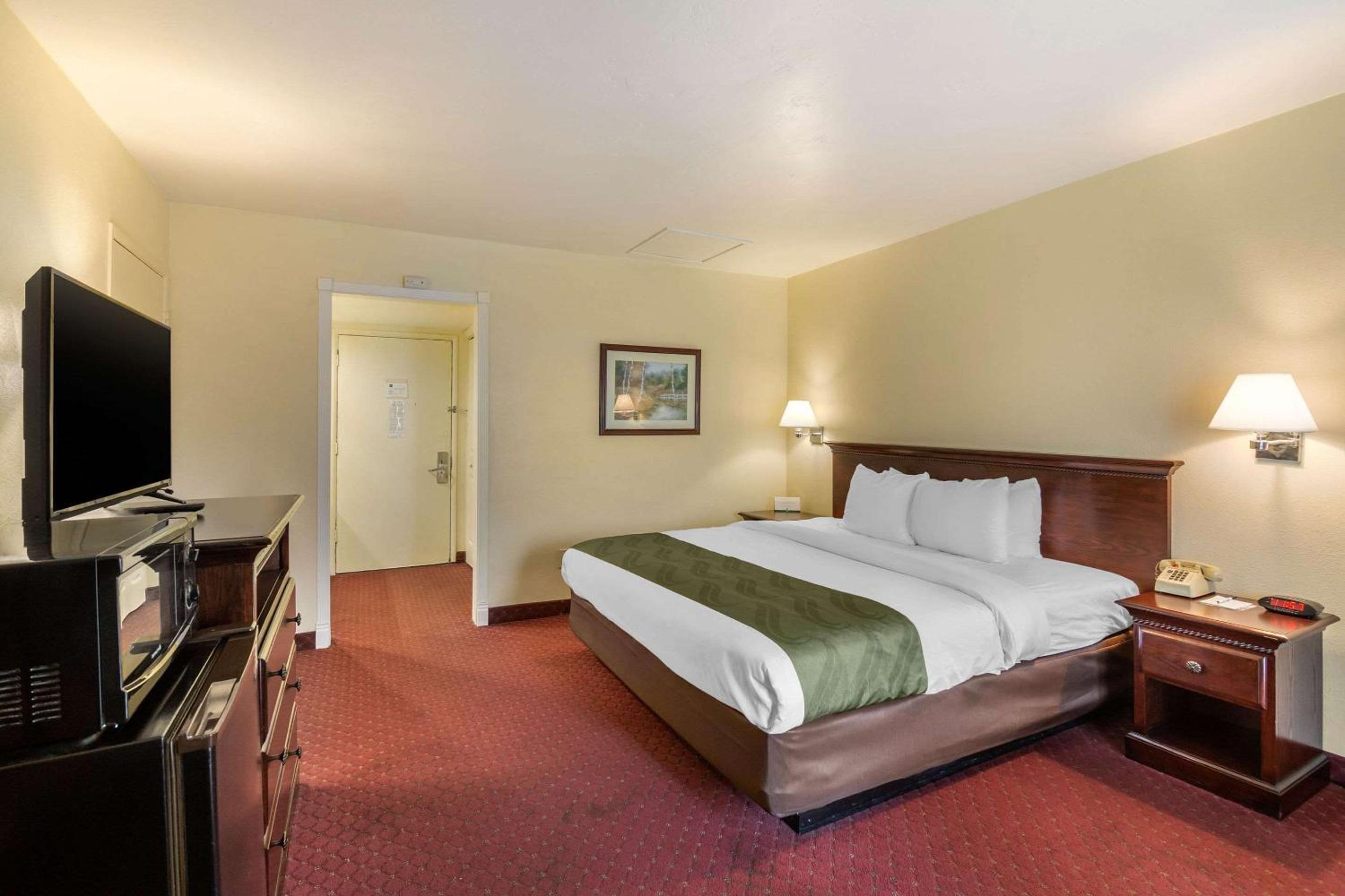 Standard Room, 1 King Bed, Non Smoking - Photo 3