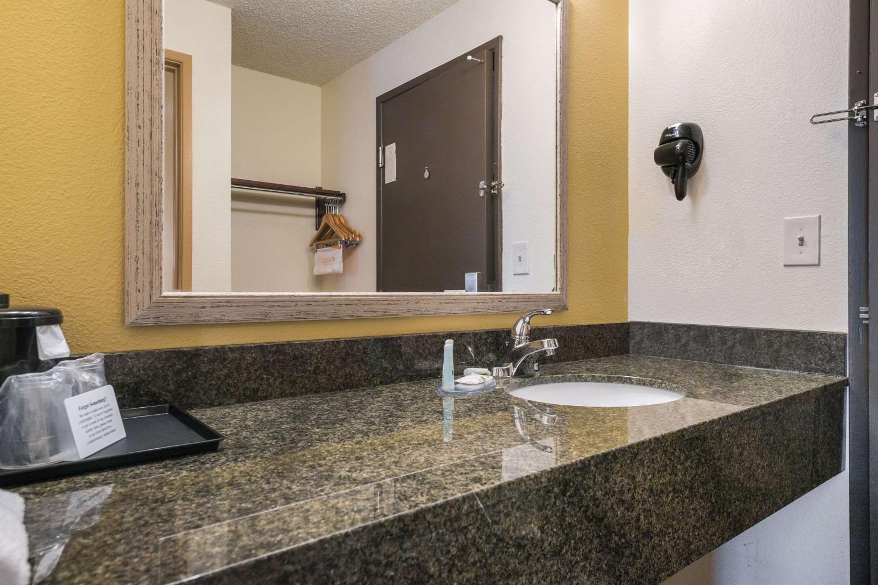 King Suite - Non-Smoking - Photo 5