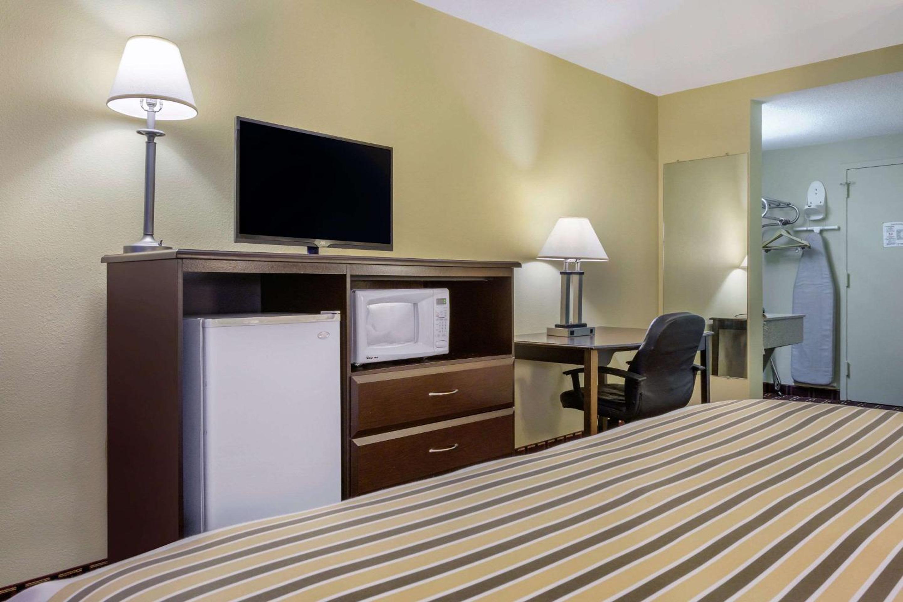 King Room - Non-Smoking - Photo 4