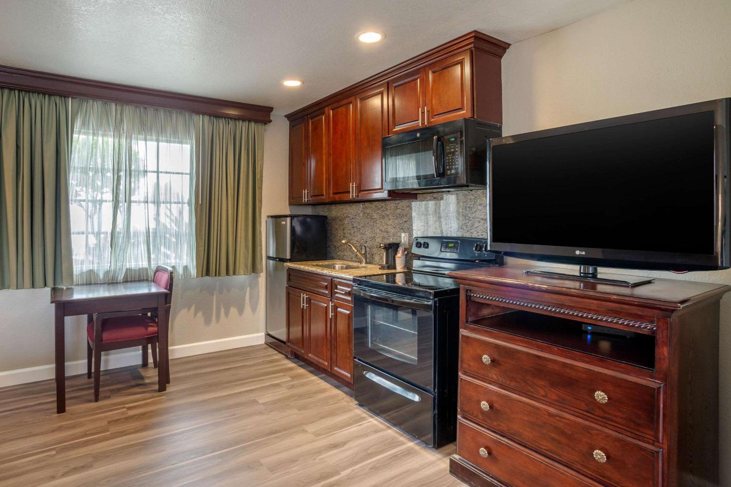 Suite, 2 Queen Beds, Sofa Bed, Kitchenette, Non-Smoking - Photo 5