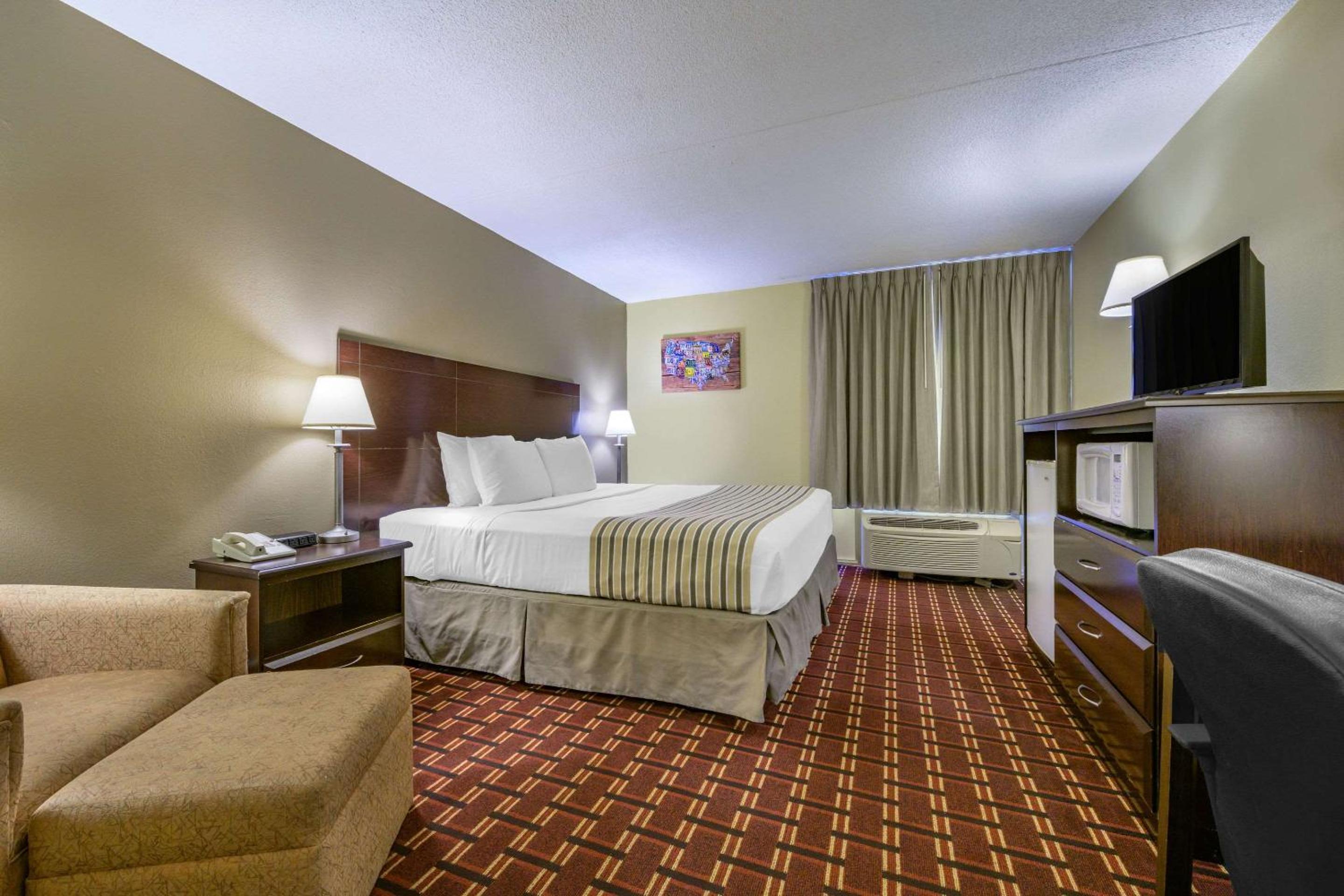 King Room - Non-Smoking - Photo 3