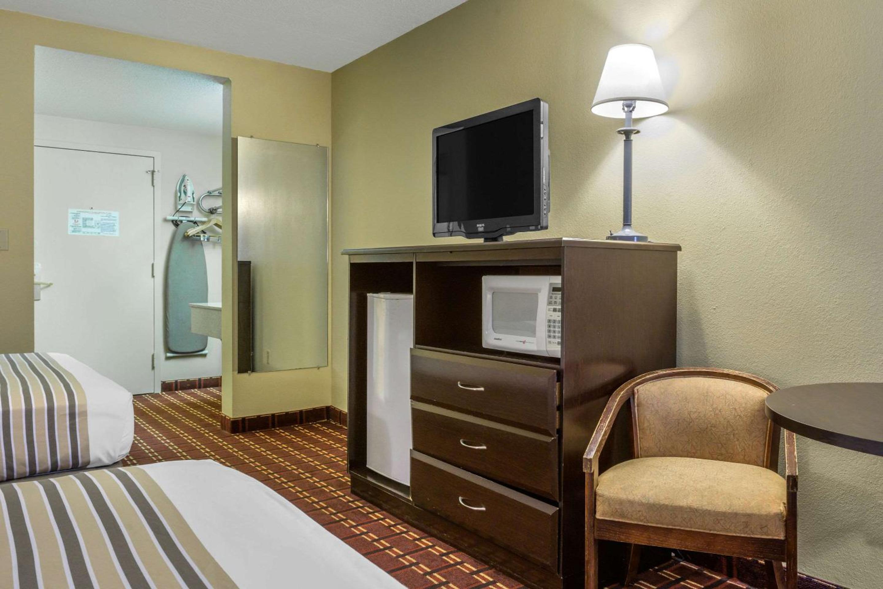 Queen Room with Two Queen Beds - Non-Smoking - Photo 5