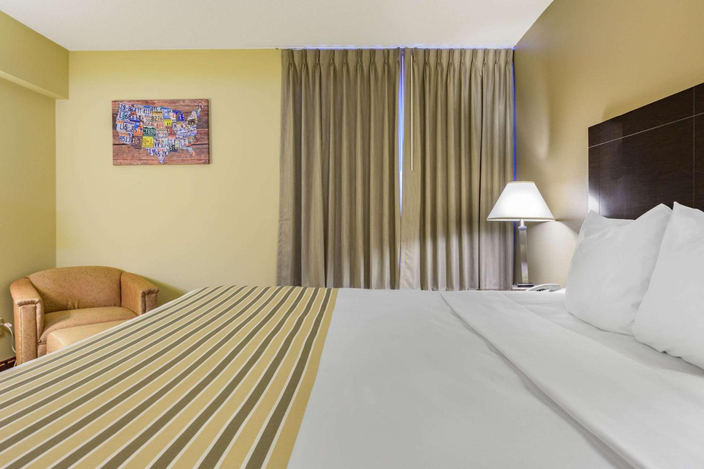 King Suite with Sofa Bed - Non Smoking - Photo 2