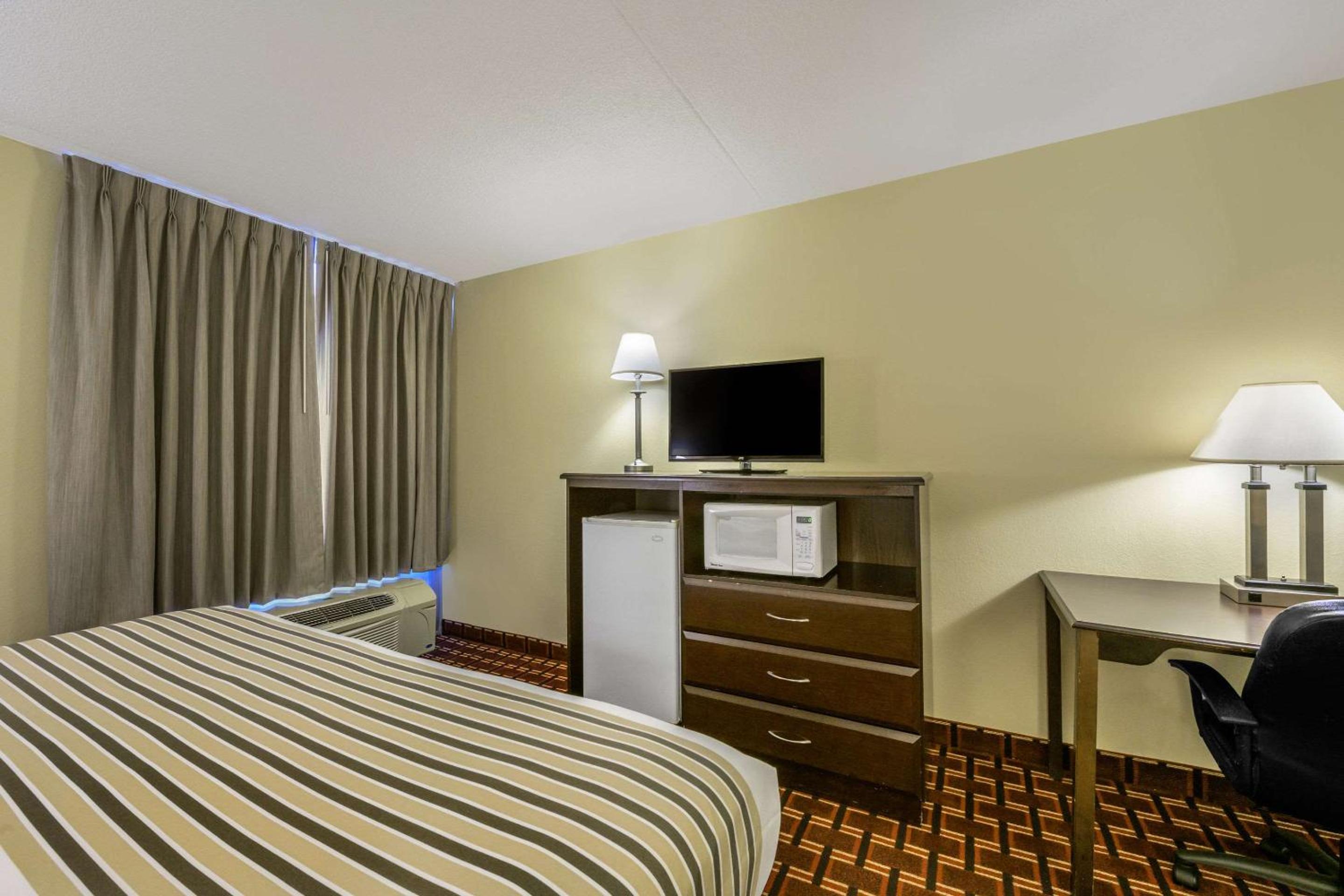 King Room - Non-Smoking - Photo 2