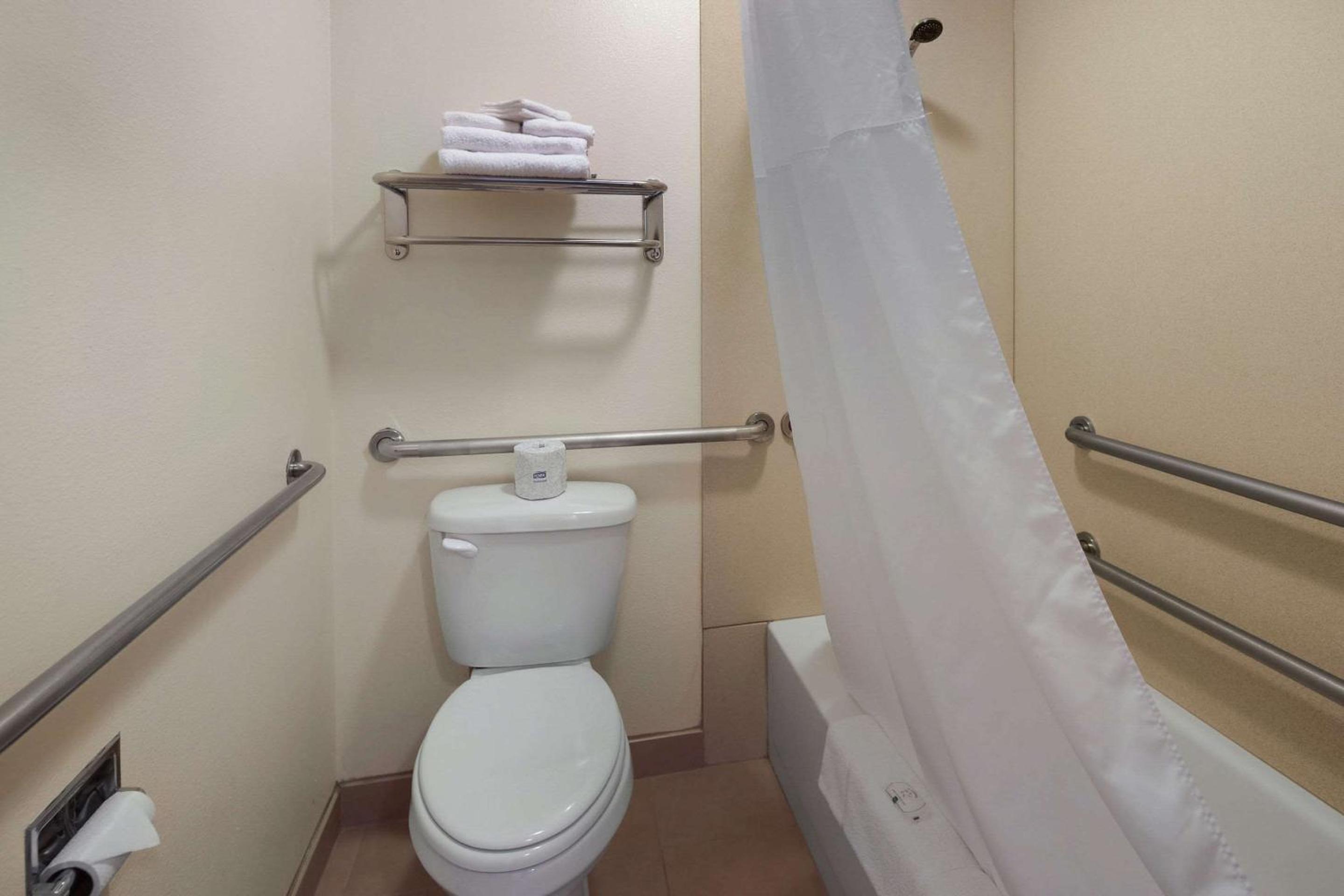 King Room - Accessible/Non-Smoking - Photo 3