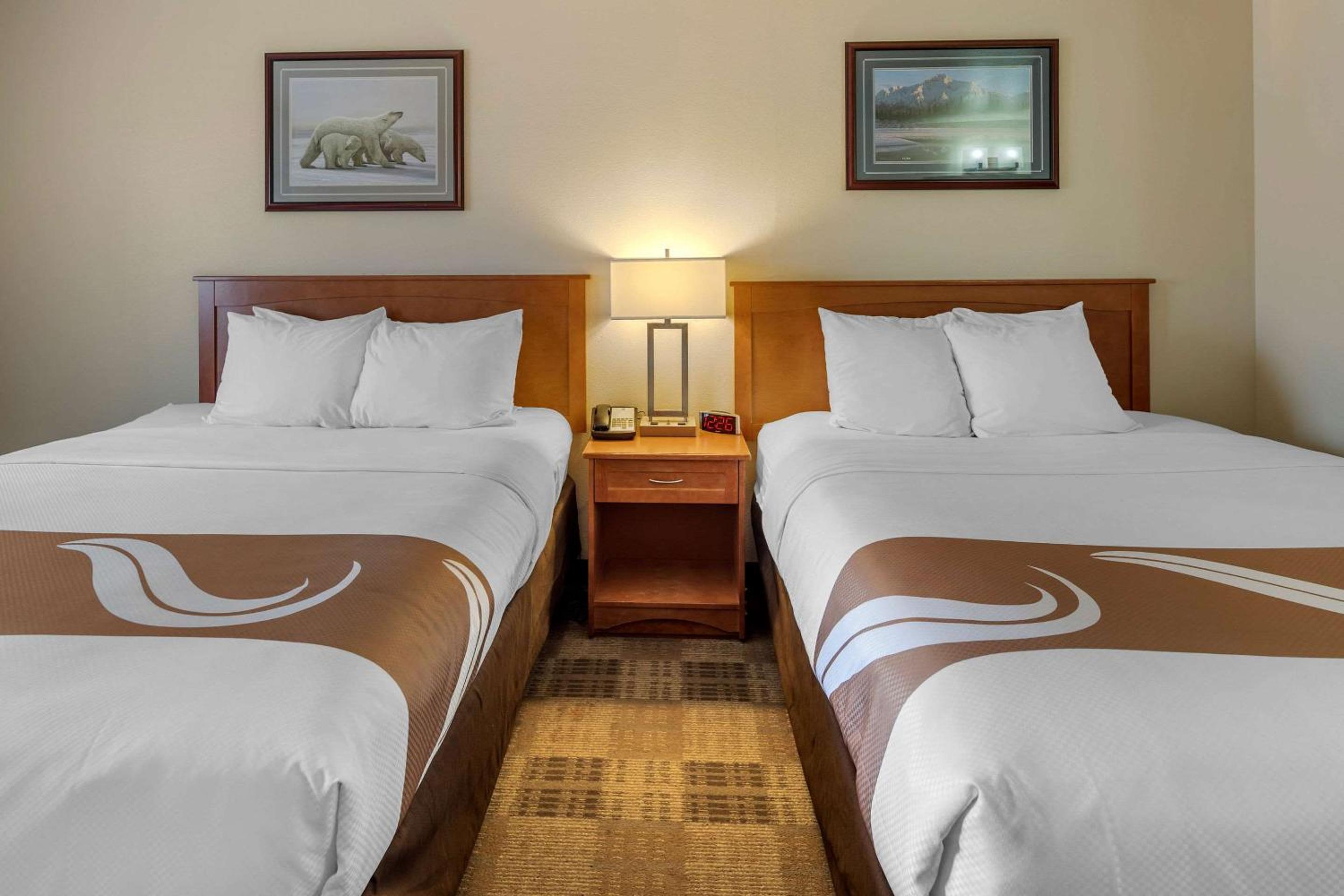 Queen Room with Two Queen Beds - Non-Smoking - Photo 6