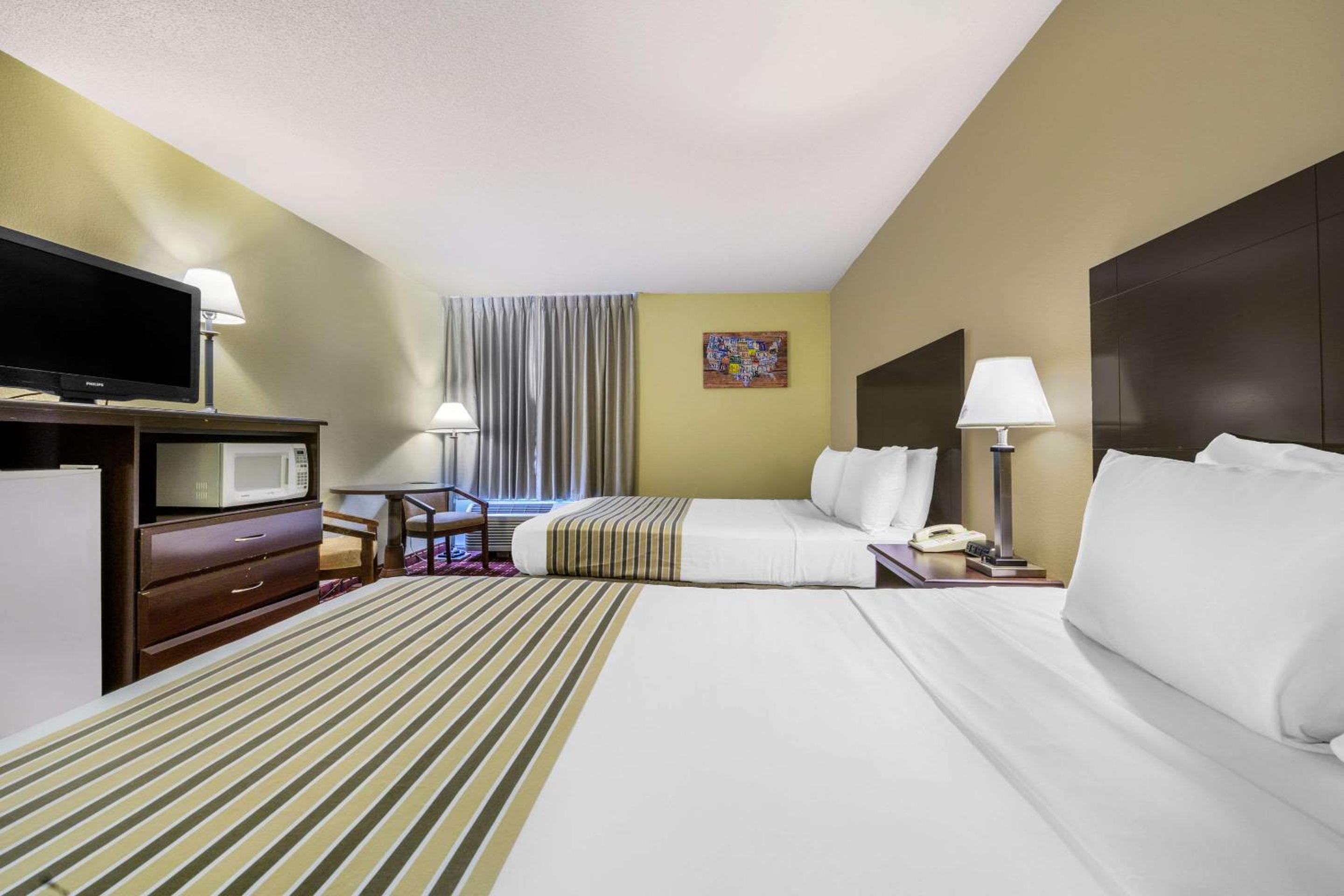 Queen Room with Two Queen Beds - Non-Smoking - Photo 4
