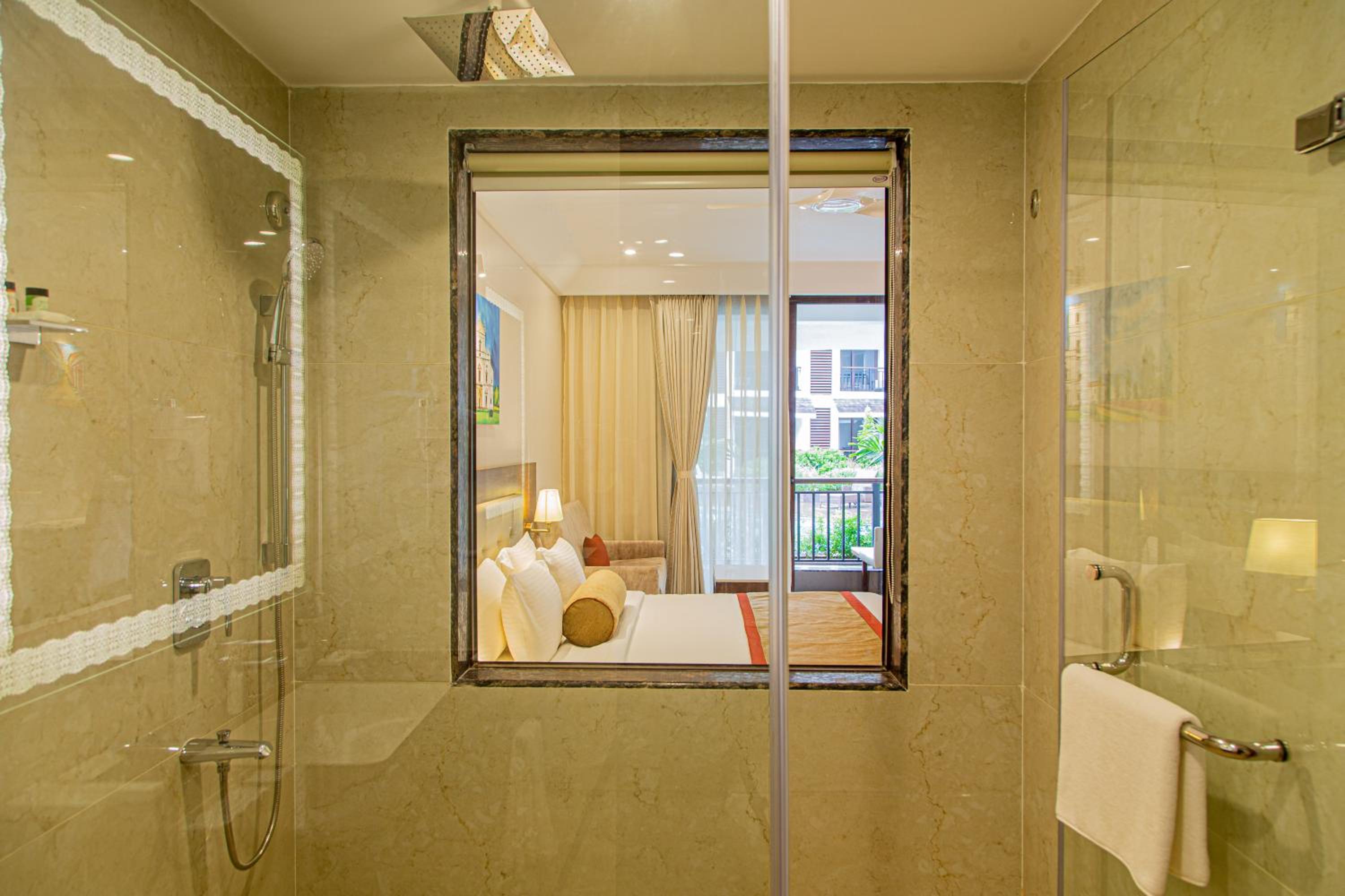 Deluxe King Room with Balcony - Photo 6