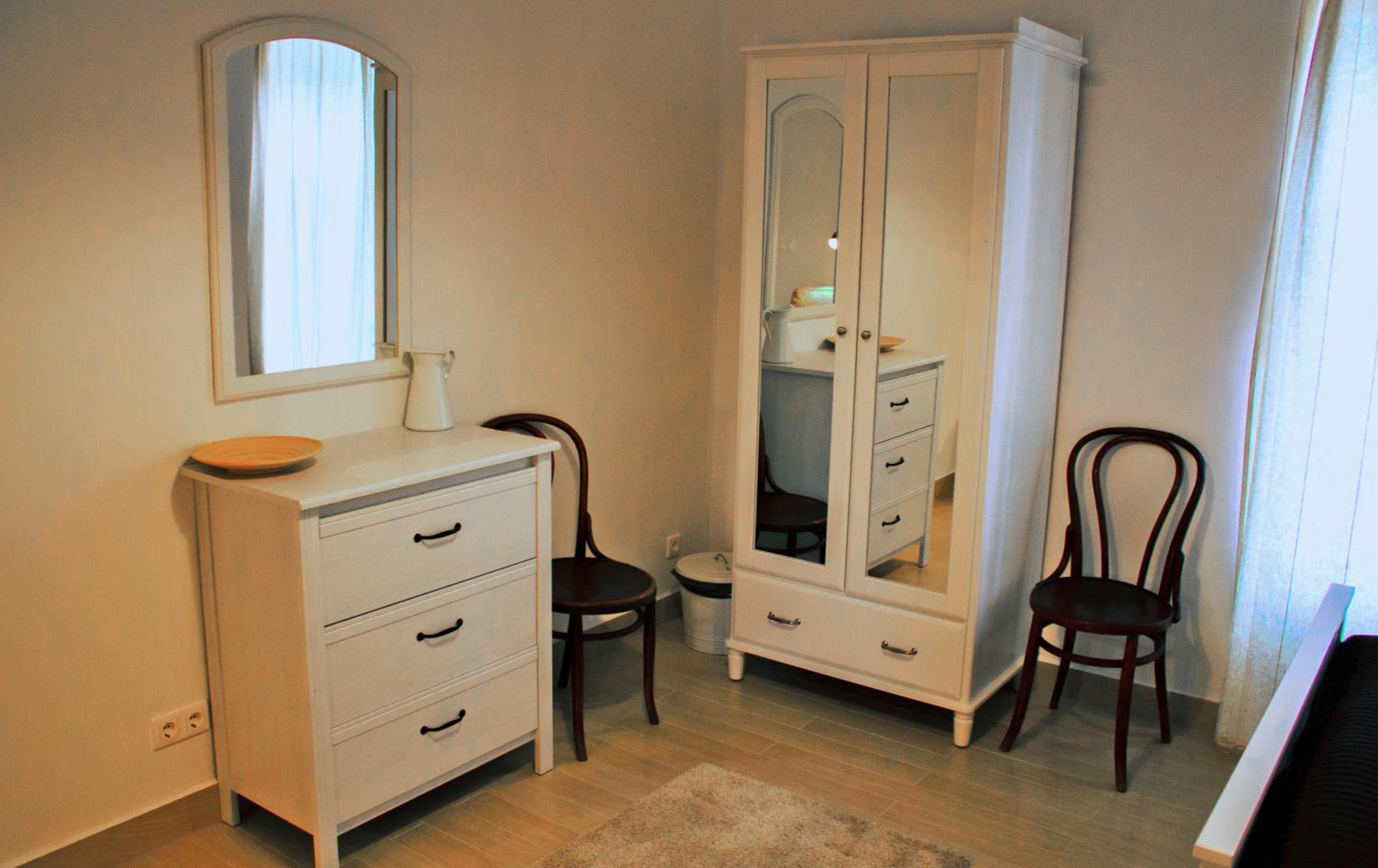 Quadruple Room with Bathroom - Photo 2