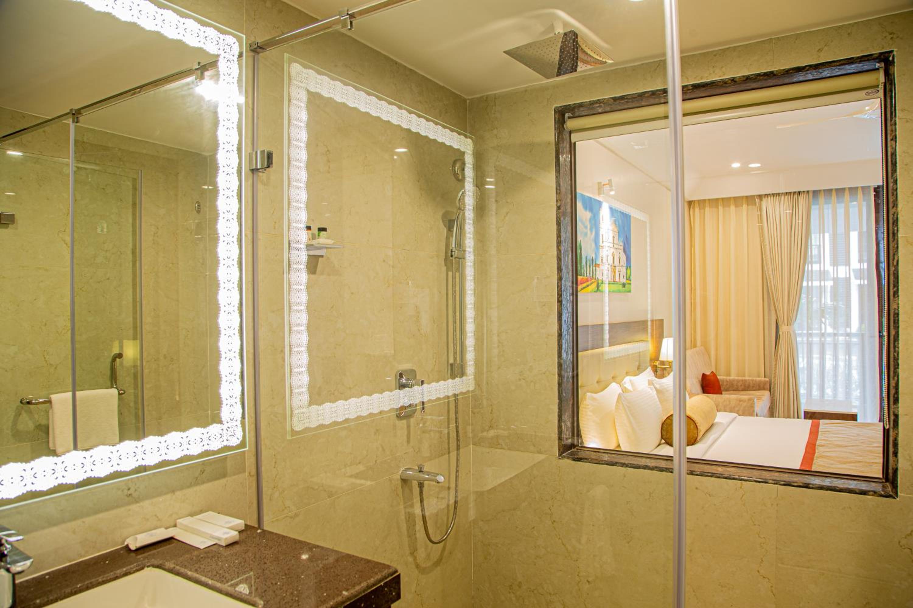 Deluxe King Room with Balcony - Photo 7