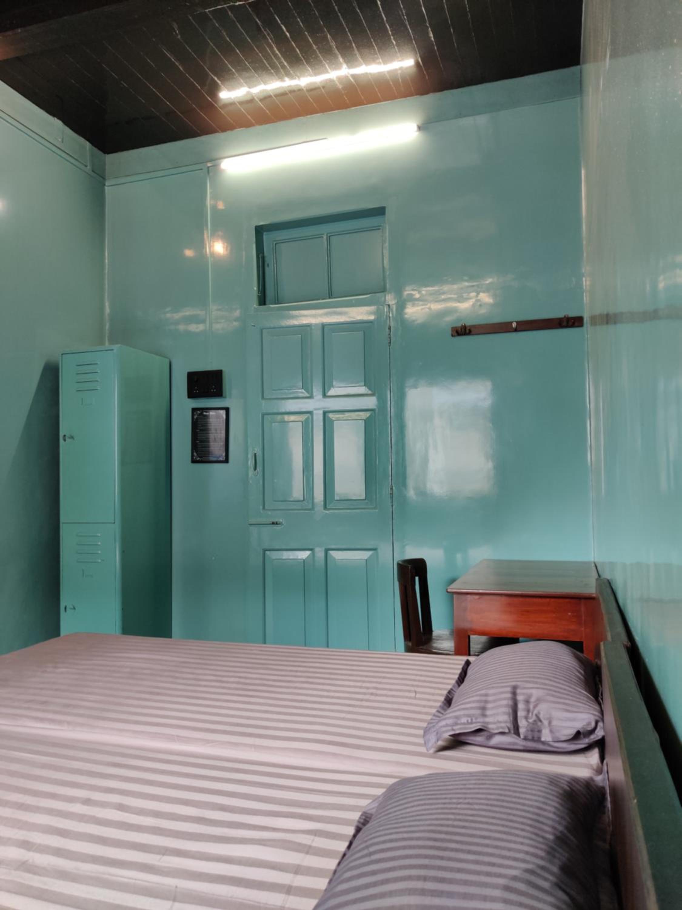 Budget Twin Room - Photo 10