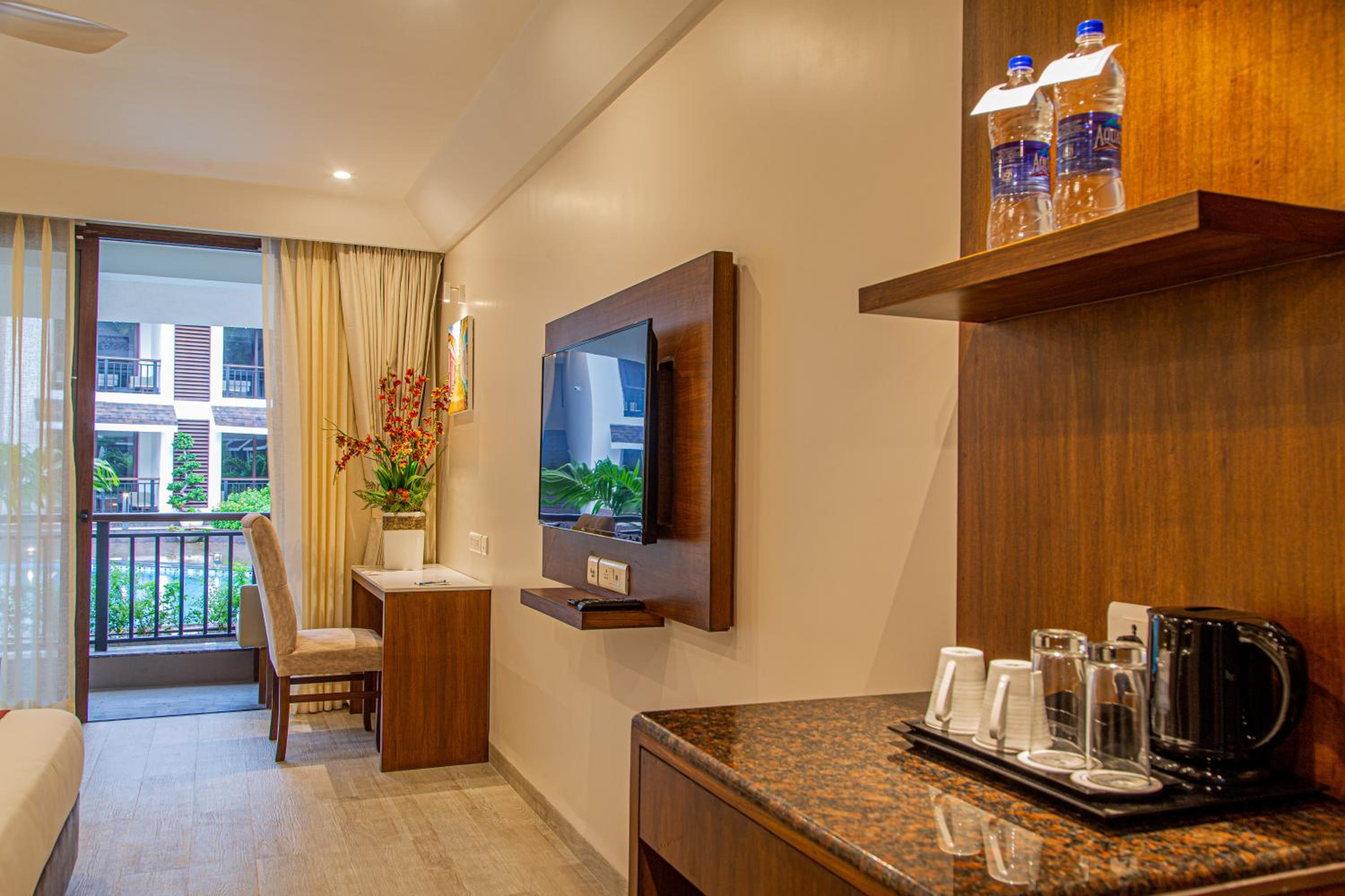 Deluxe King Room with Balcony - Photo 11