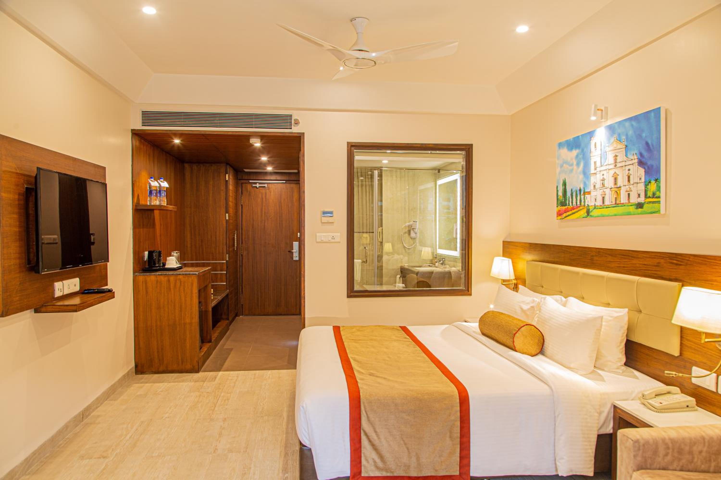 Deluxe King Room with Balcony - Photo 8