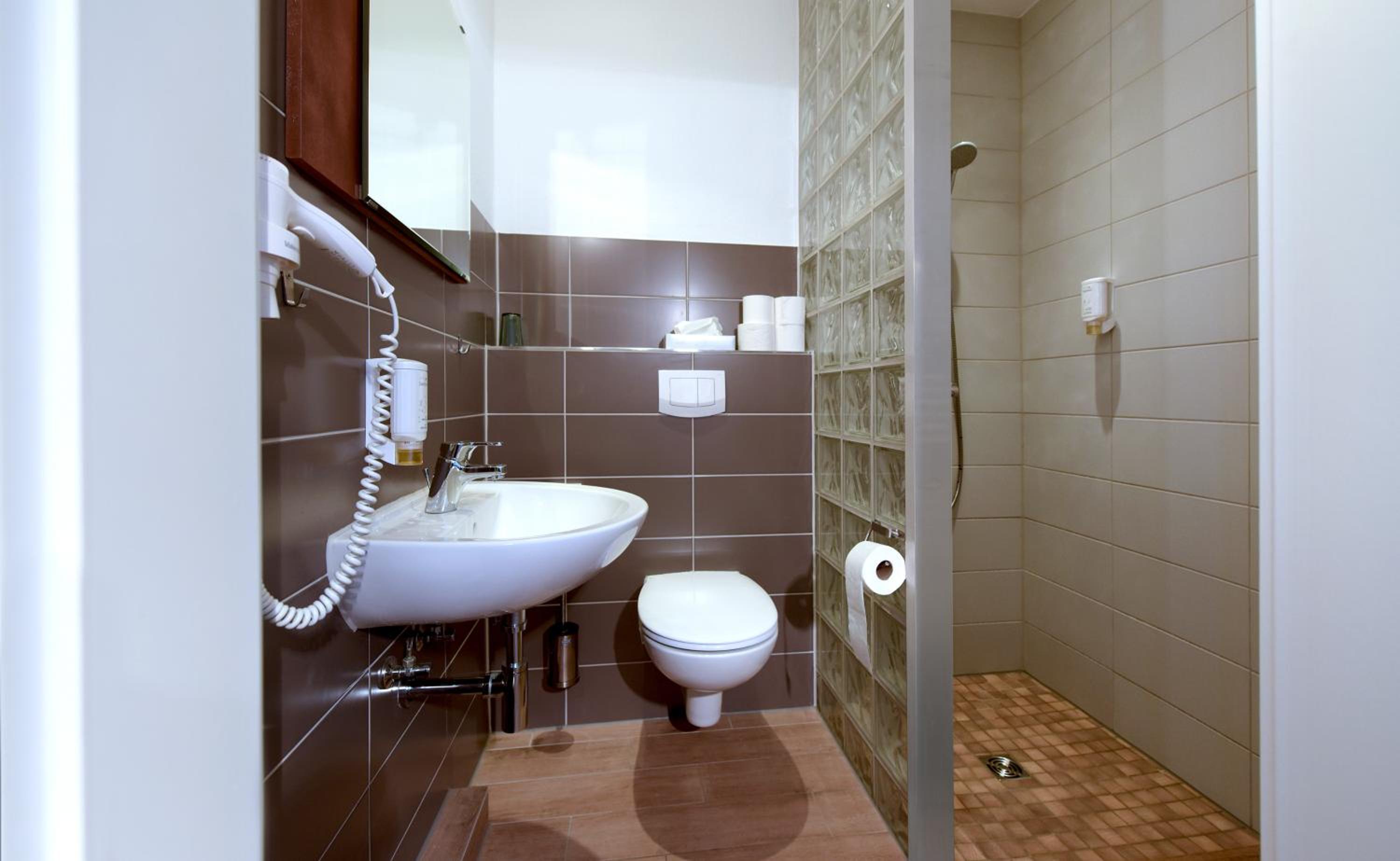 Standard Double Room - Photo 3