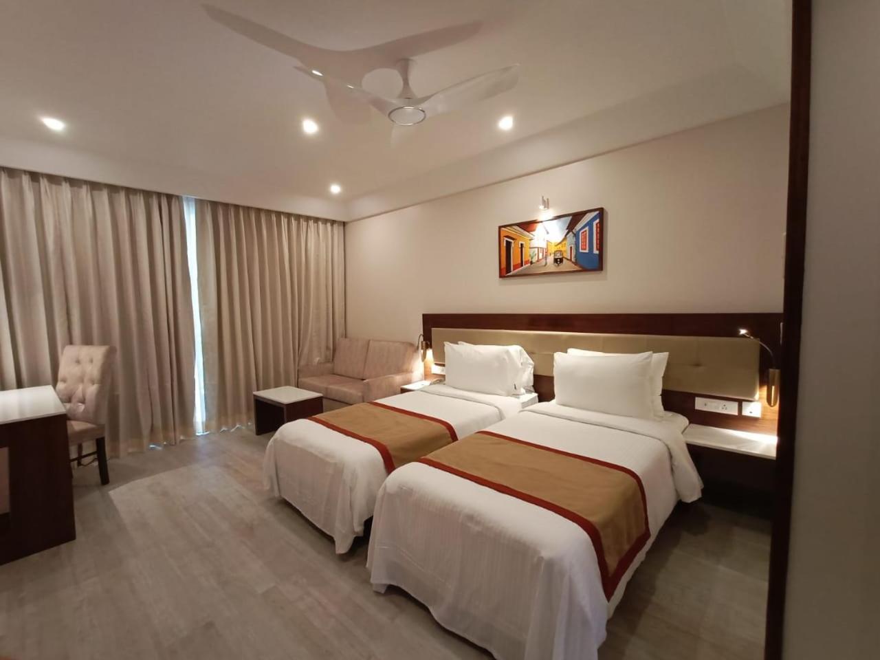 Deluxe Twin Room with Balcony - Photo 11