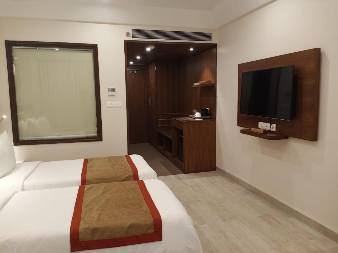 Deluxe Twin Room with Balcony - Photo 4