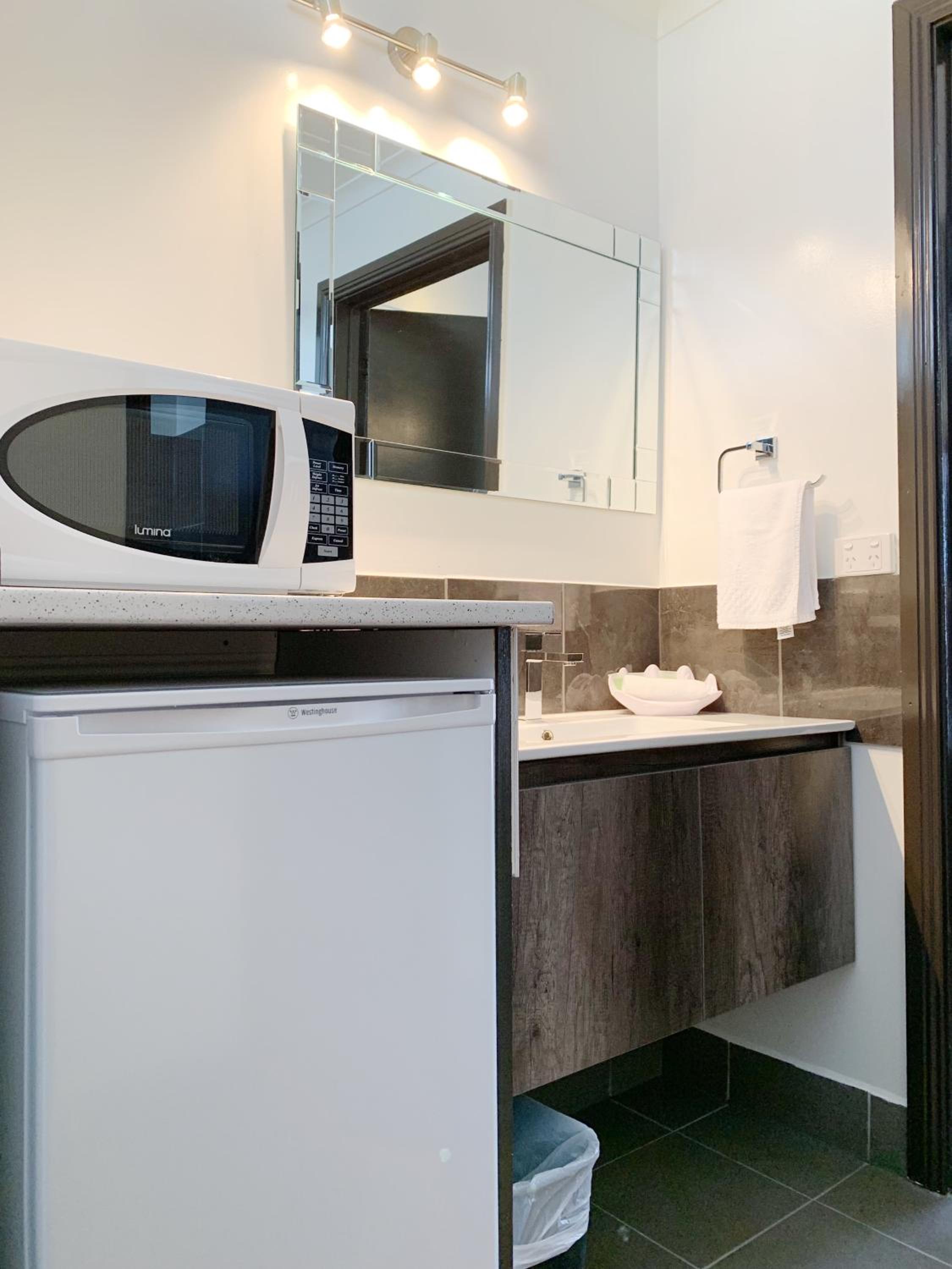Standard Twin Room - Photo 11