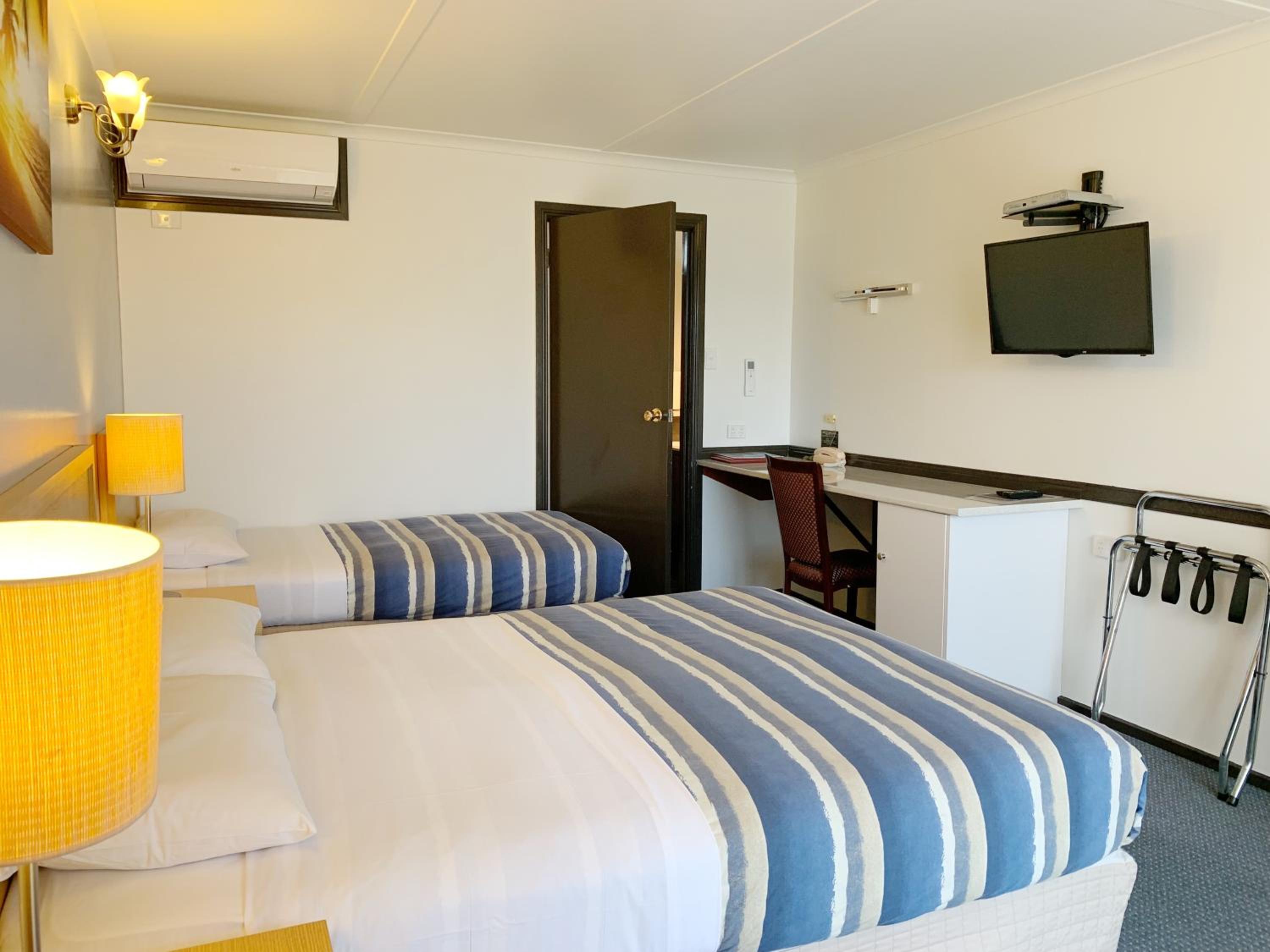 Standard Twin Room - Photo 9