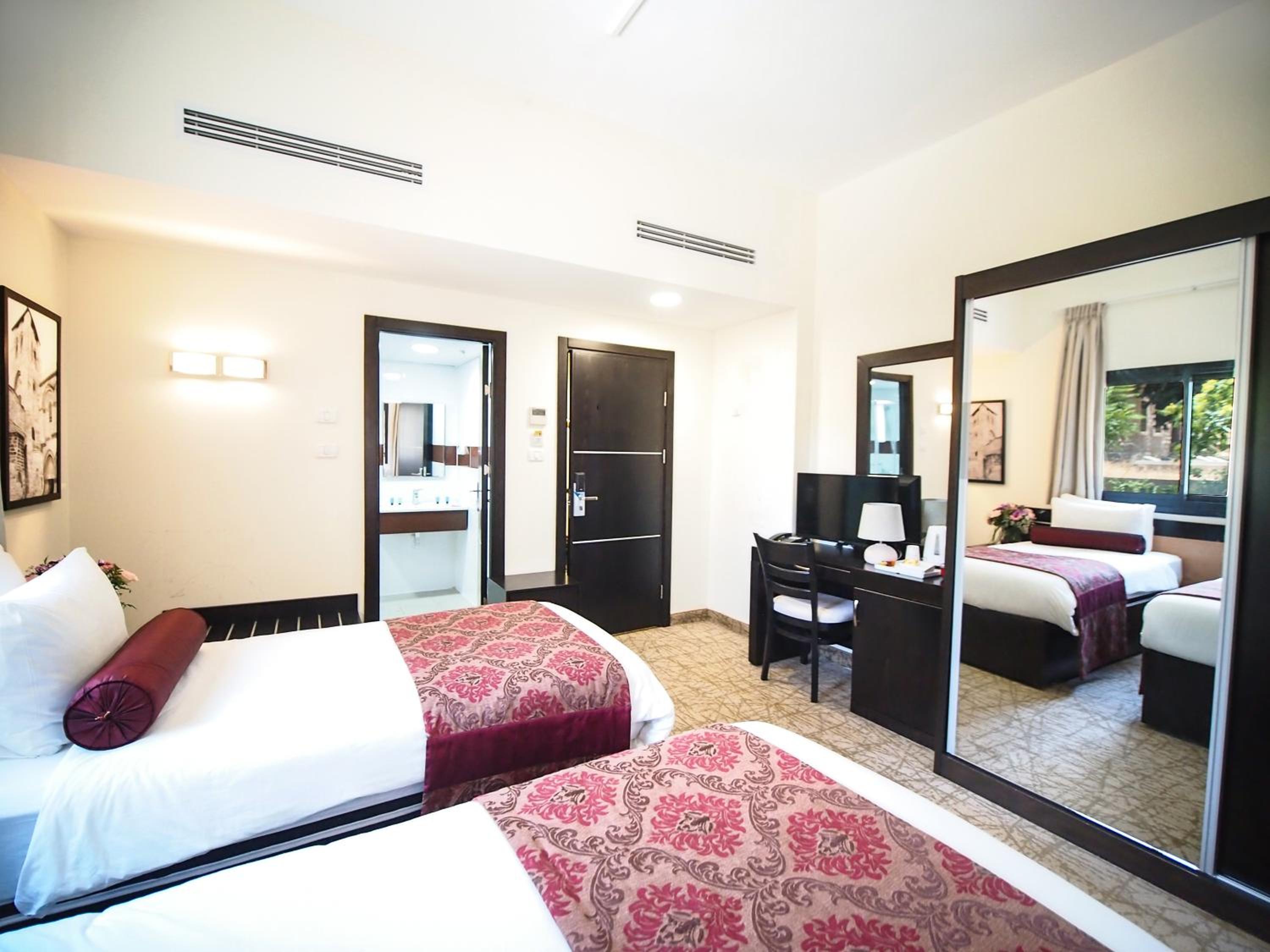 Standard Twin Room - Photo 6