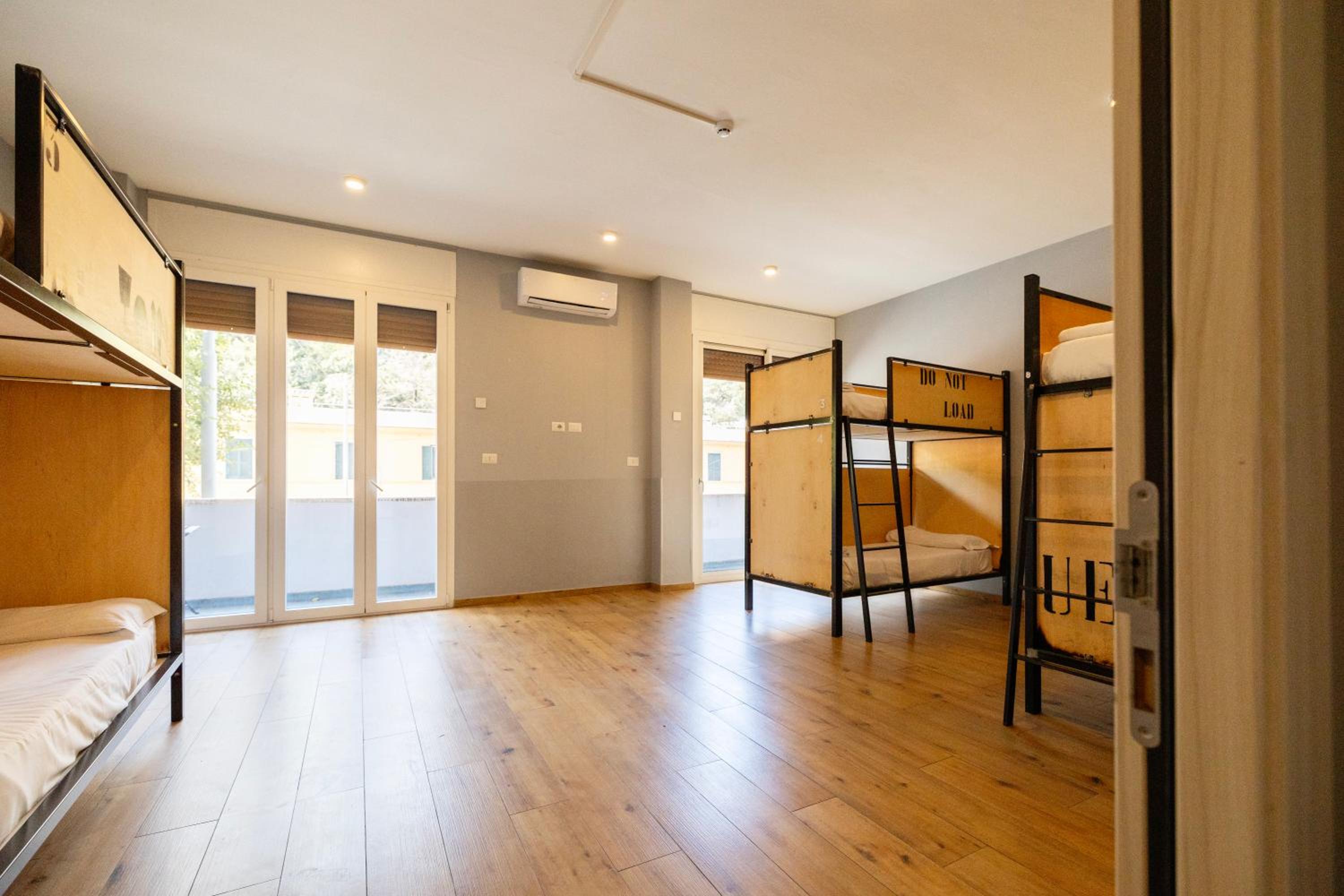 Bed in 8-Bed Male Dormitory Room photo 2