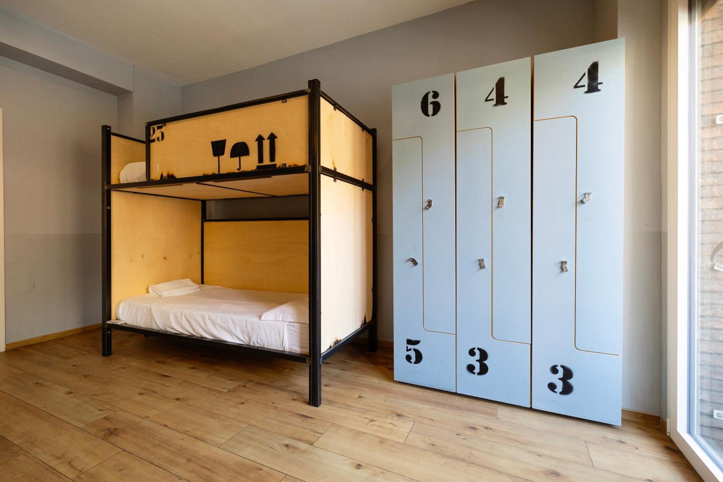 Bed in 8-Bed Female Dormitory Room photo 3