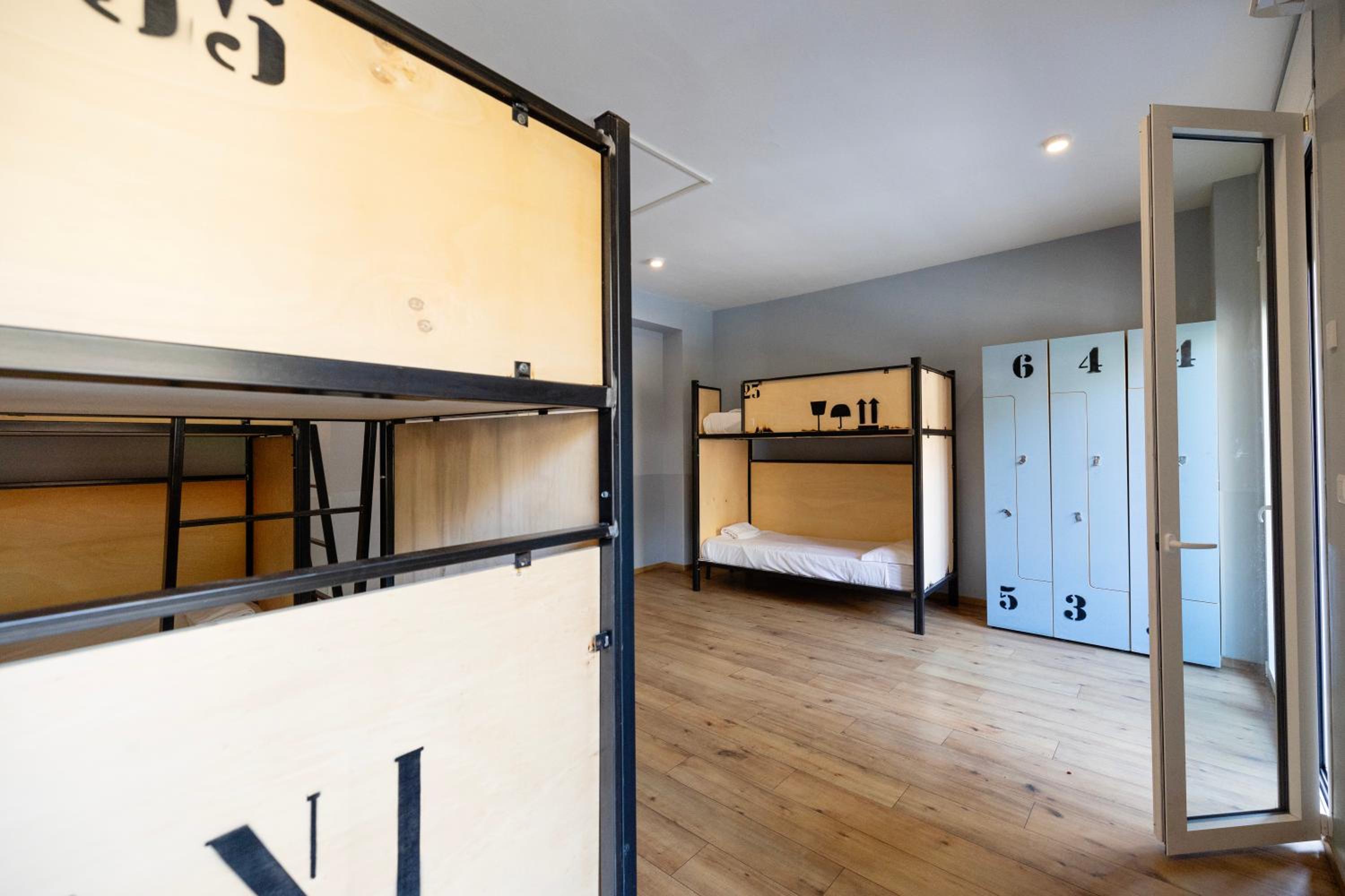 Single Bed in 6-Bed Male Dormitory Room photo 2