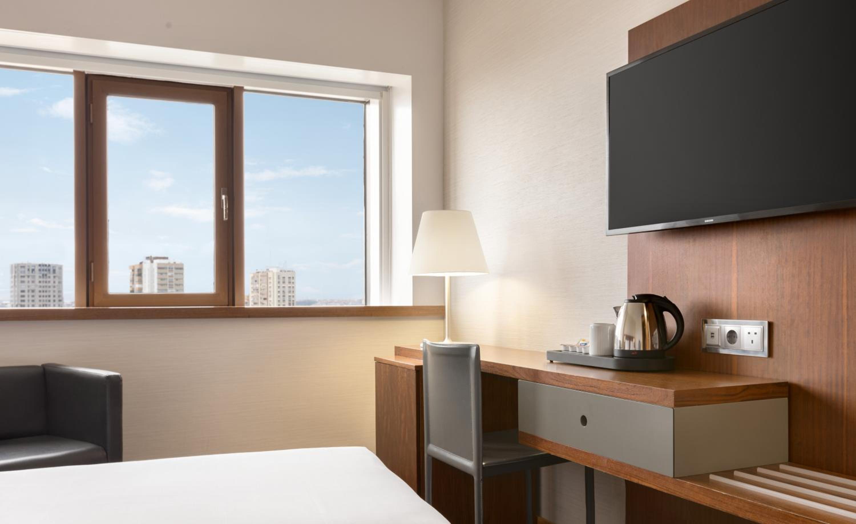 Queen Room with City View - Non-Smoking - Photo 3