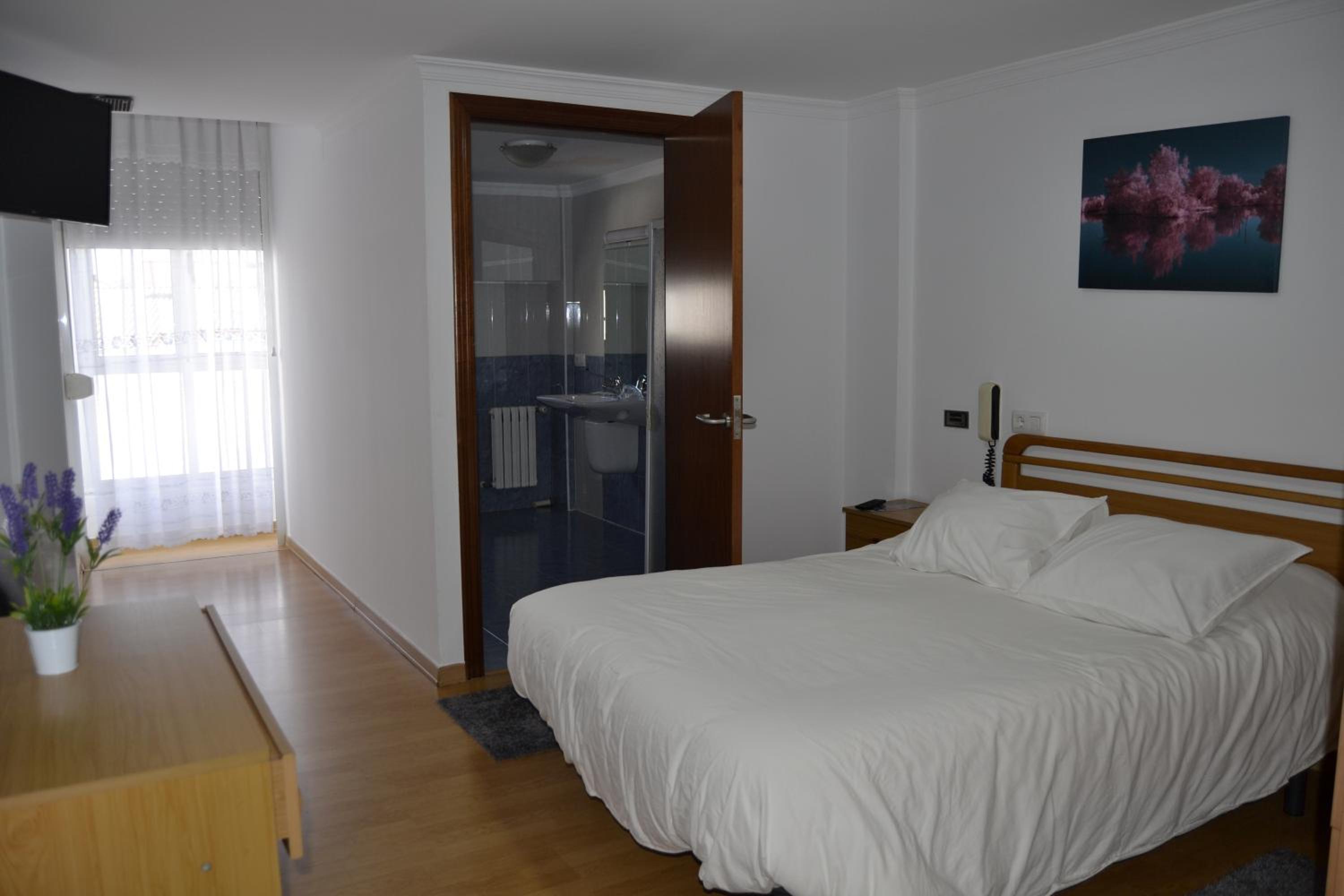 Double or Twin Room with Private Bathroom - Photo 2