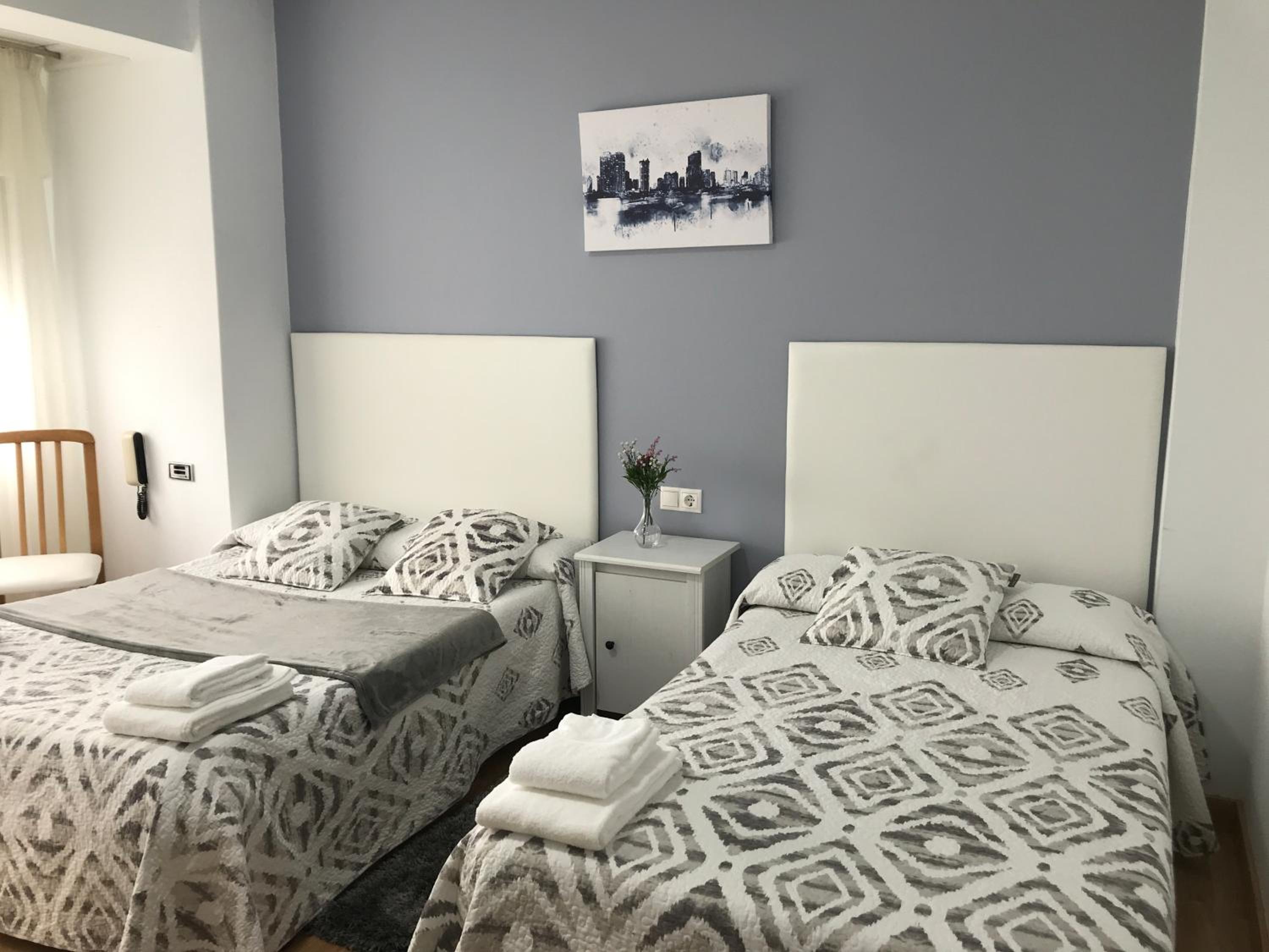 Double or Twin Room with Private Bathroom - Photo 1