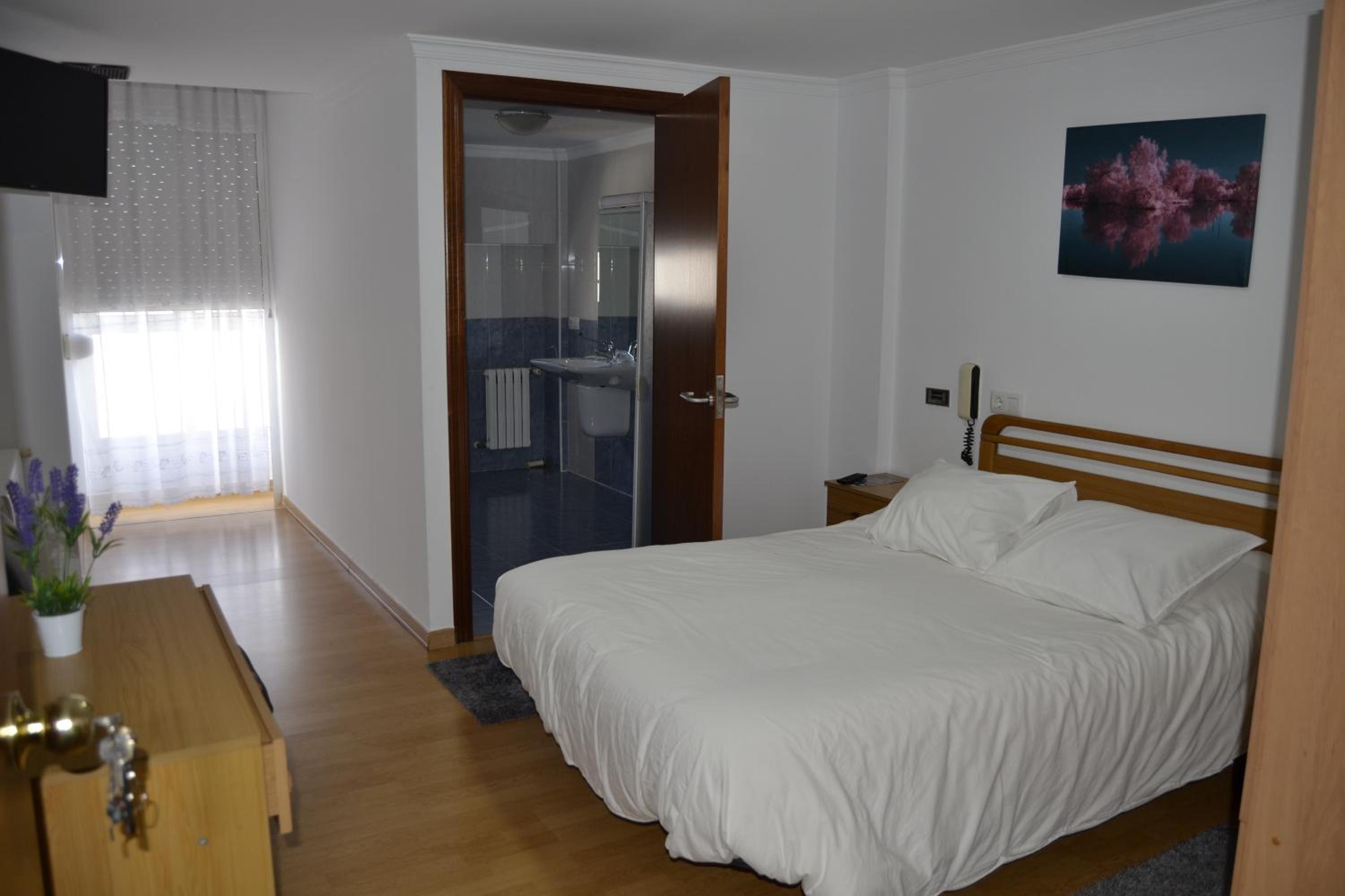 Double or Twin Room with Private Bathroom - Photo 3