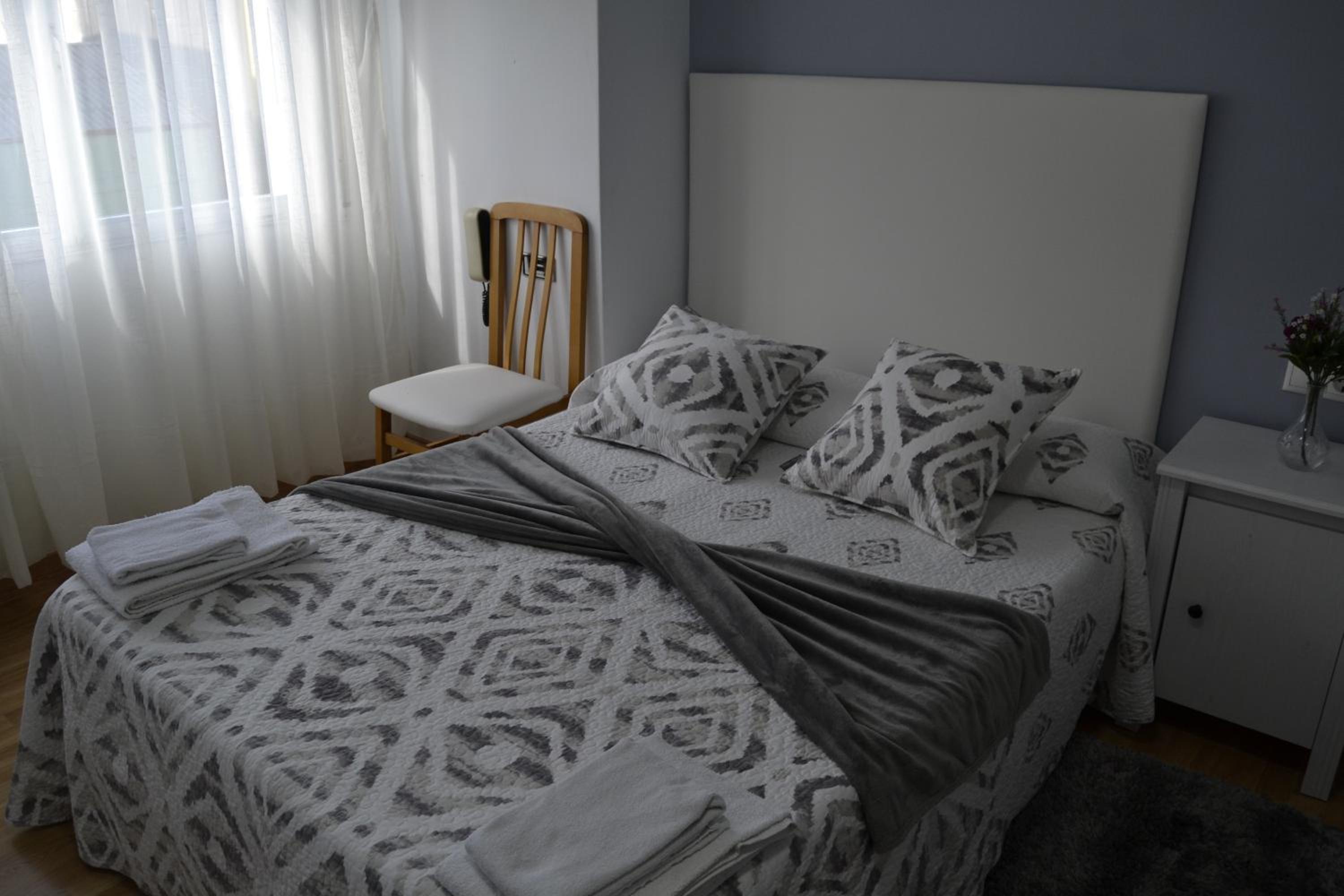 Twin Room with Bathroom - Photo 3