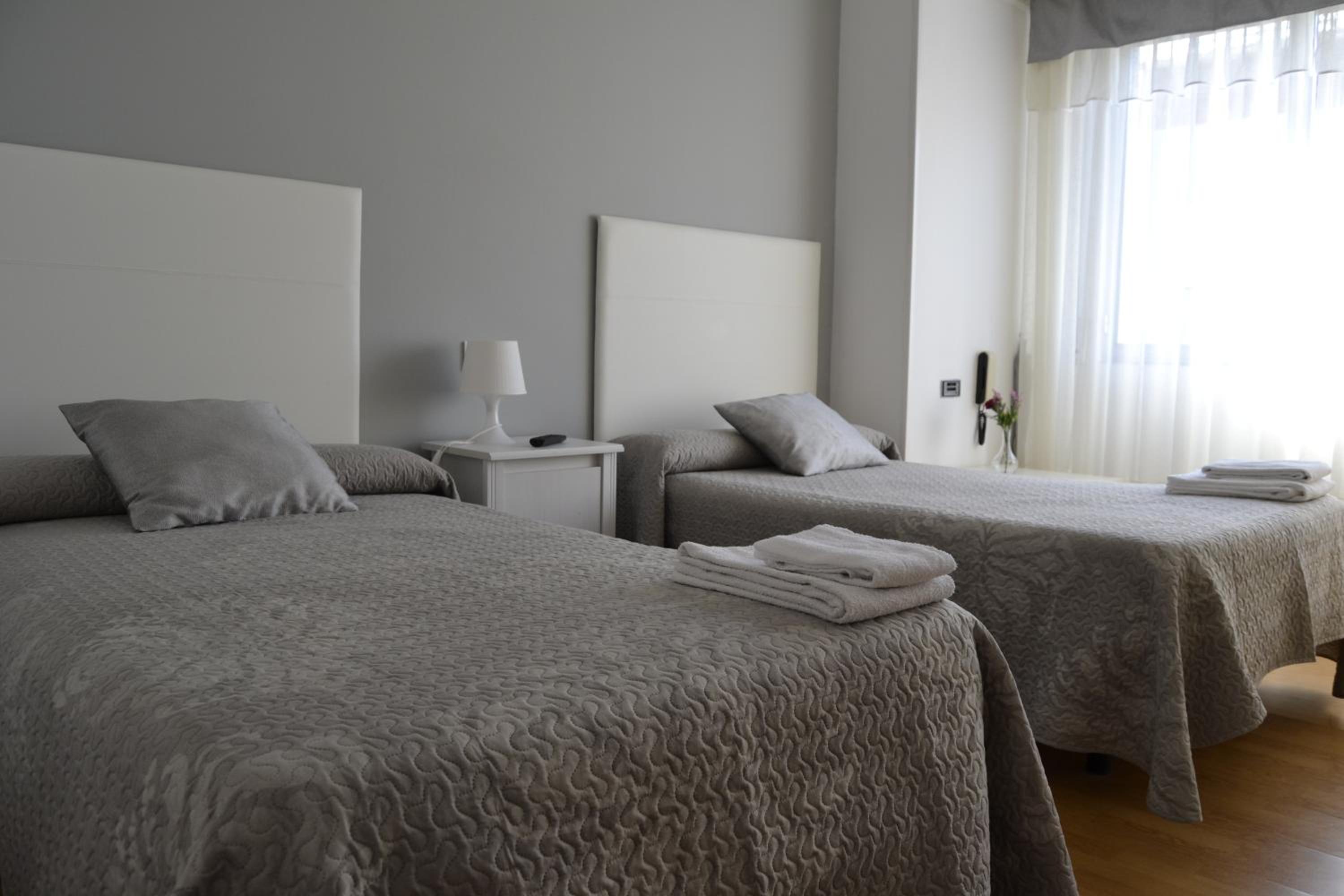 Twin Room with Bathroom - Photo 2