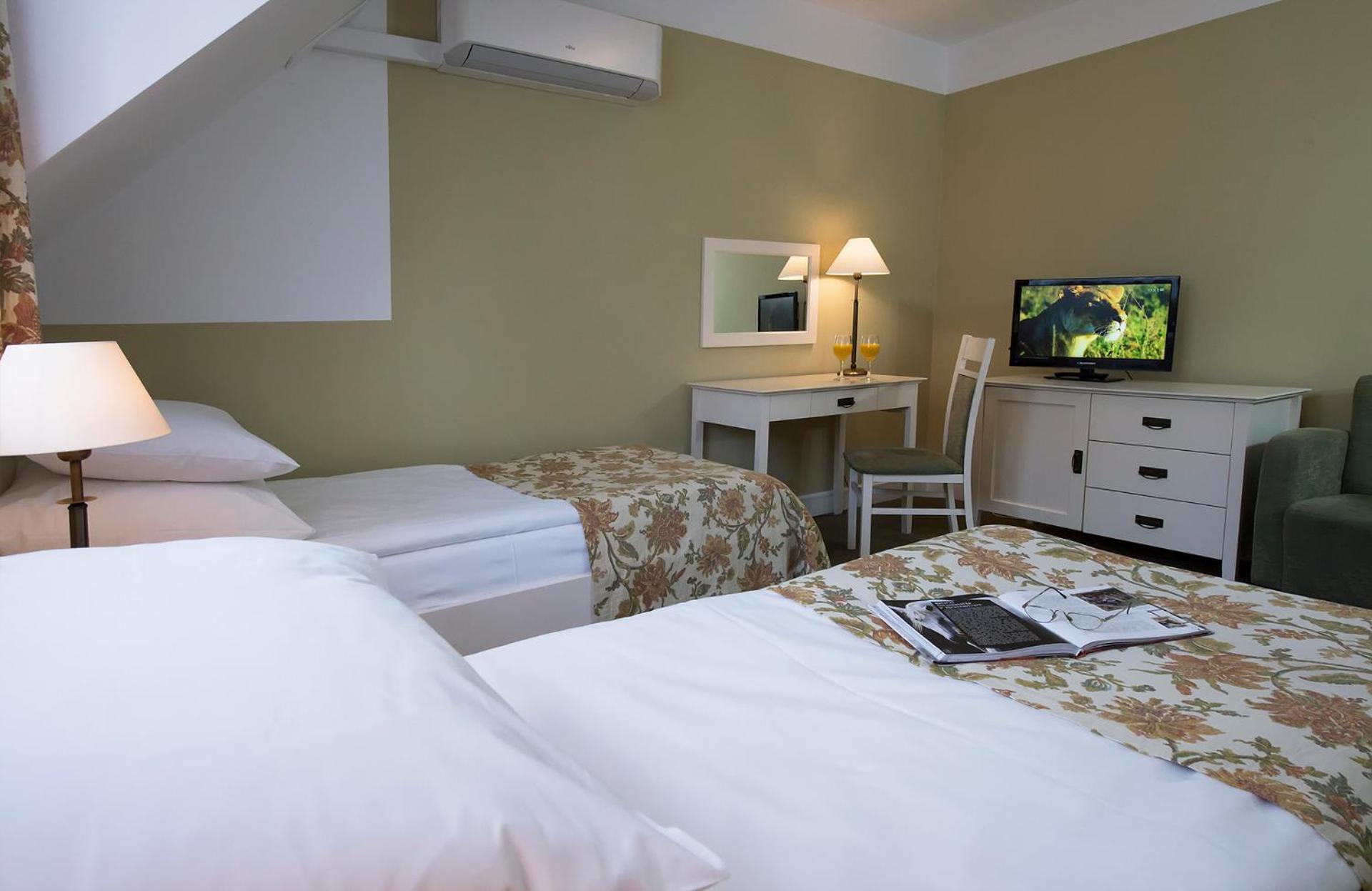 Double or Twin Room - Photo 13