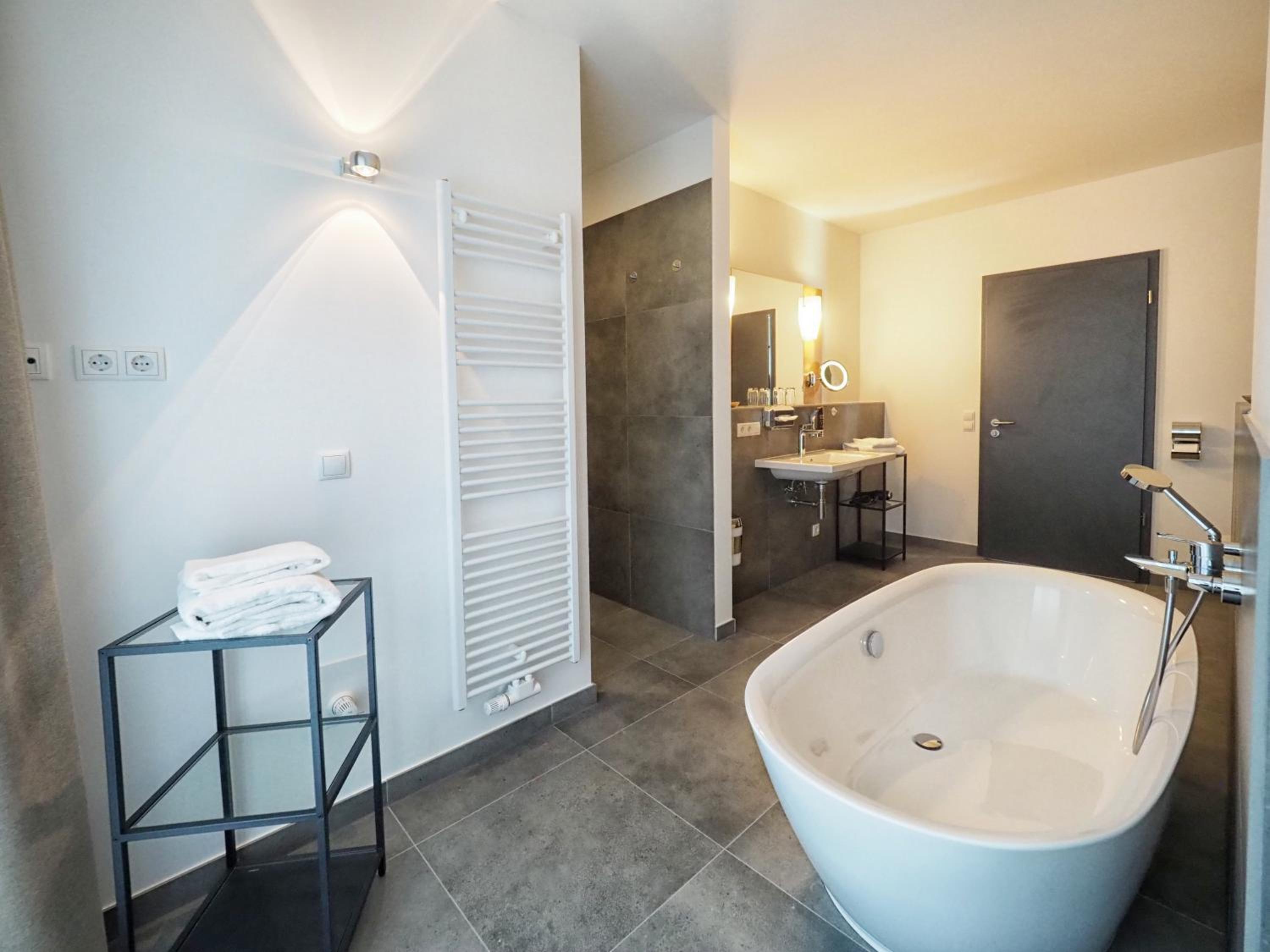Junior Suite with Balcony - Photo 2