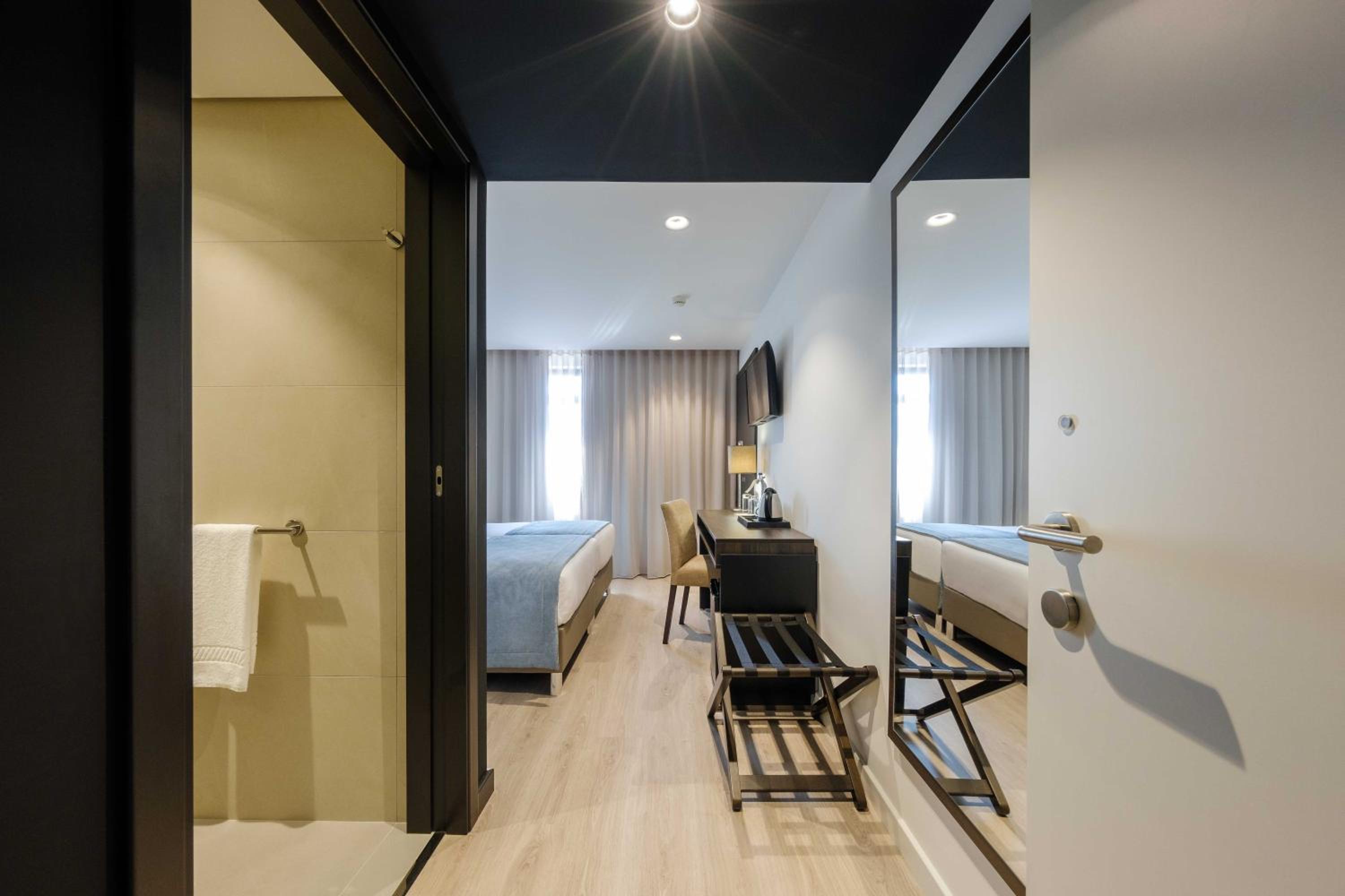 Available room thumbnail 6