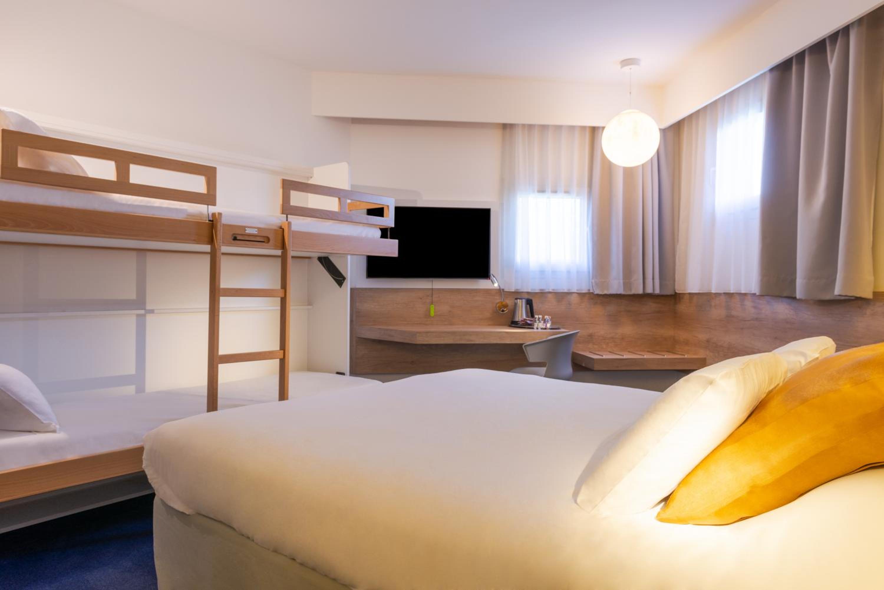 Standard Room - 1 Double Bed 2 Single Beds - Photo 2