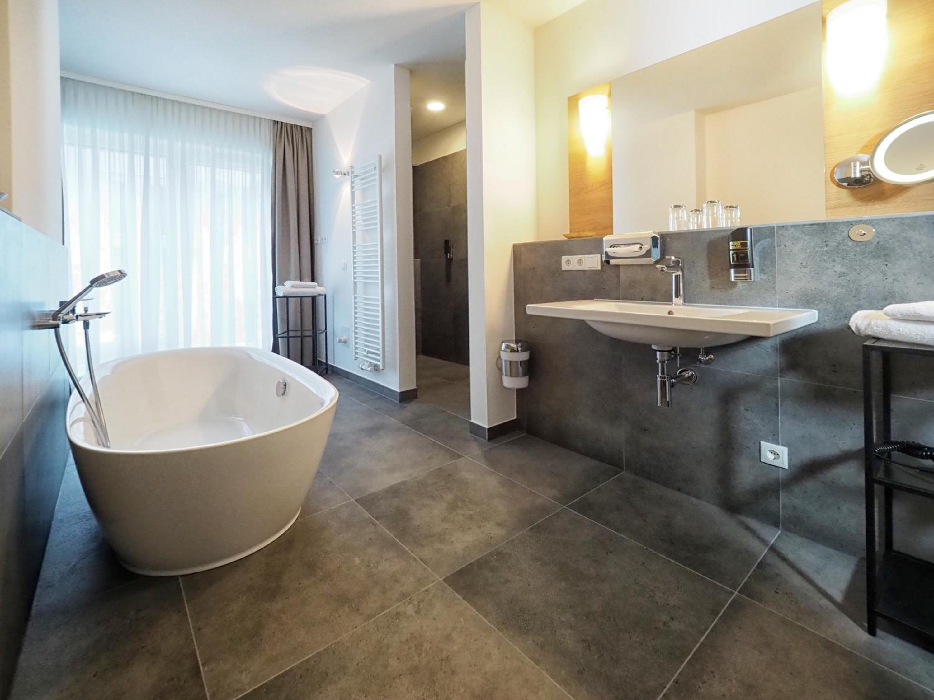 Suite with Balcony - Photo 5