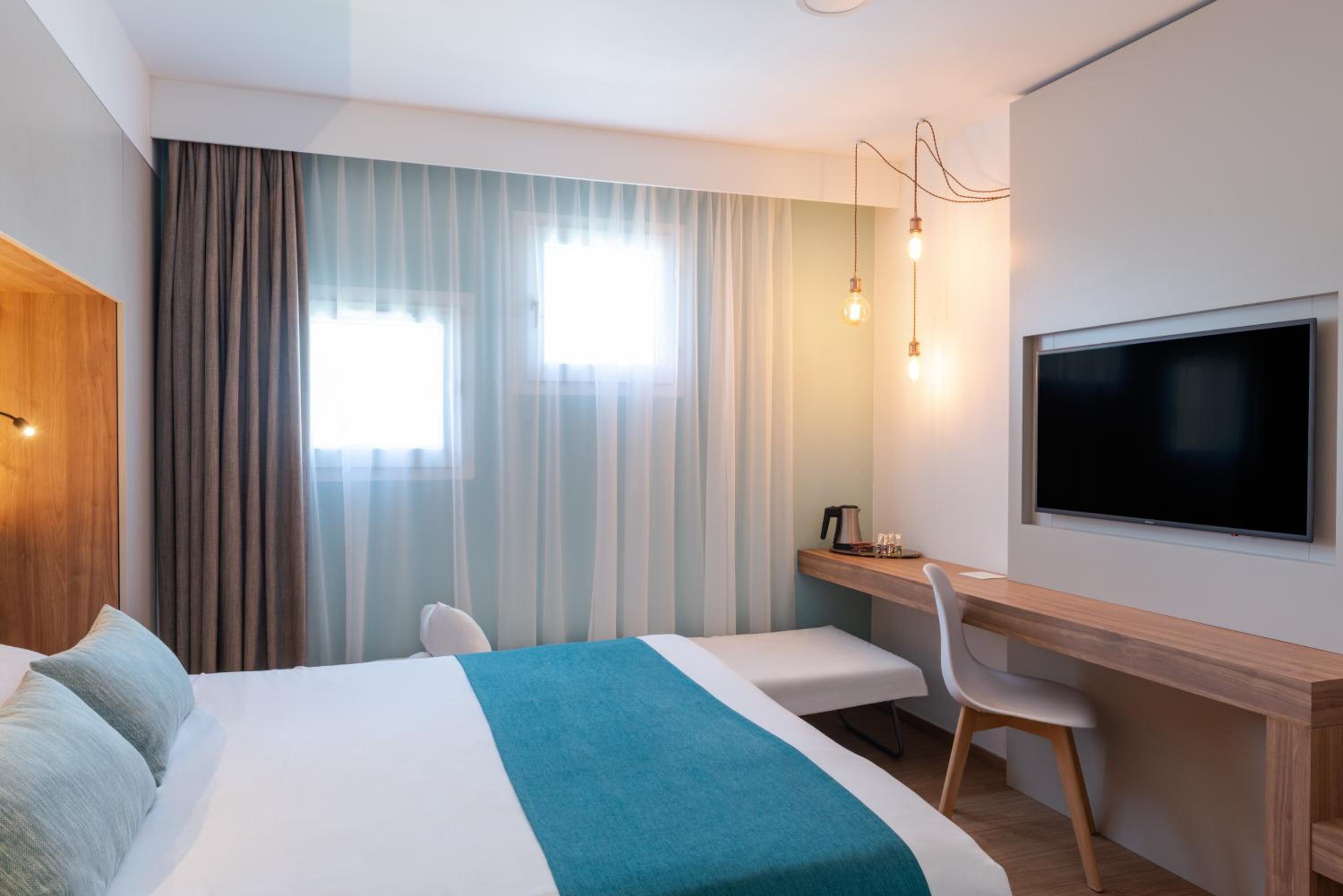 Double Room (1 double bed + 1 junior bed) - Photo 1