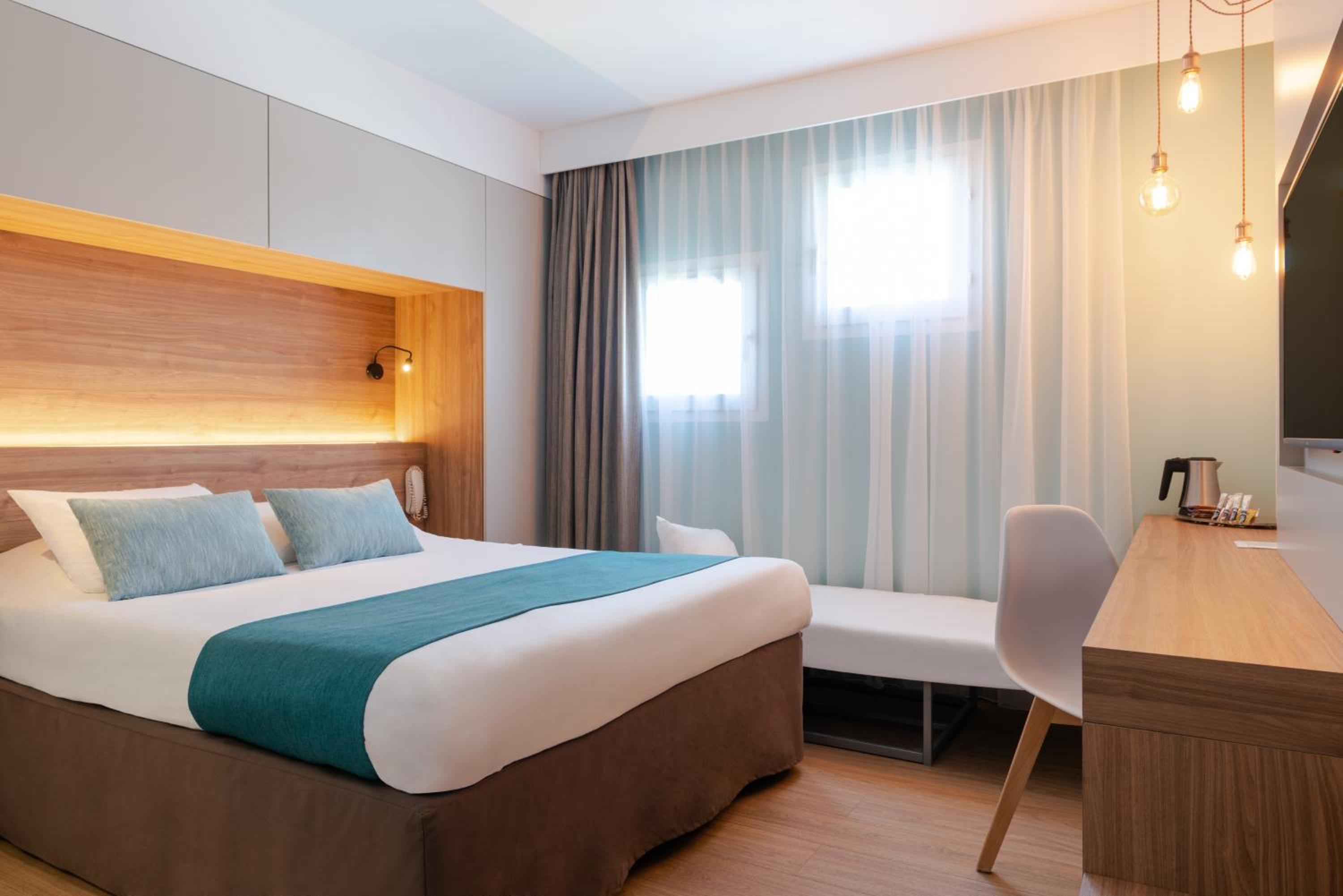 Double Room (1 double bed + 1 junior bed) - Photo 3