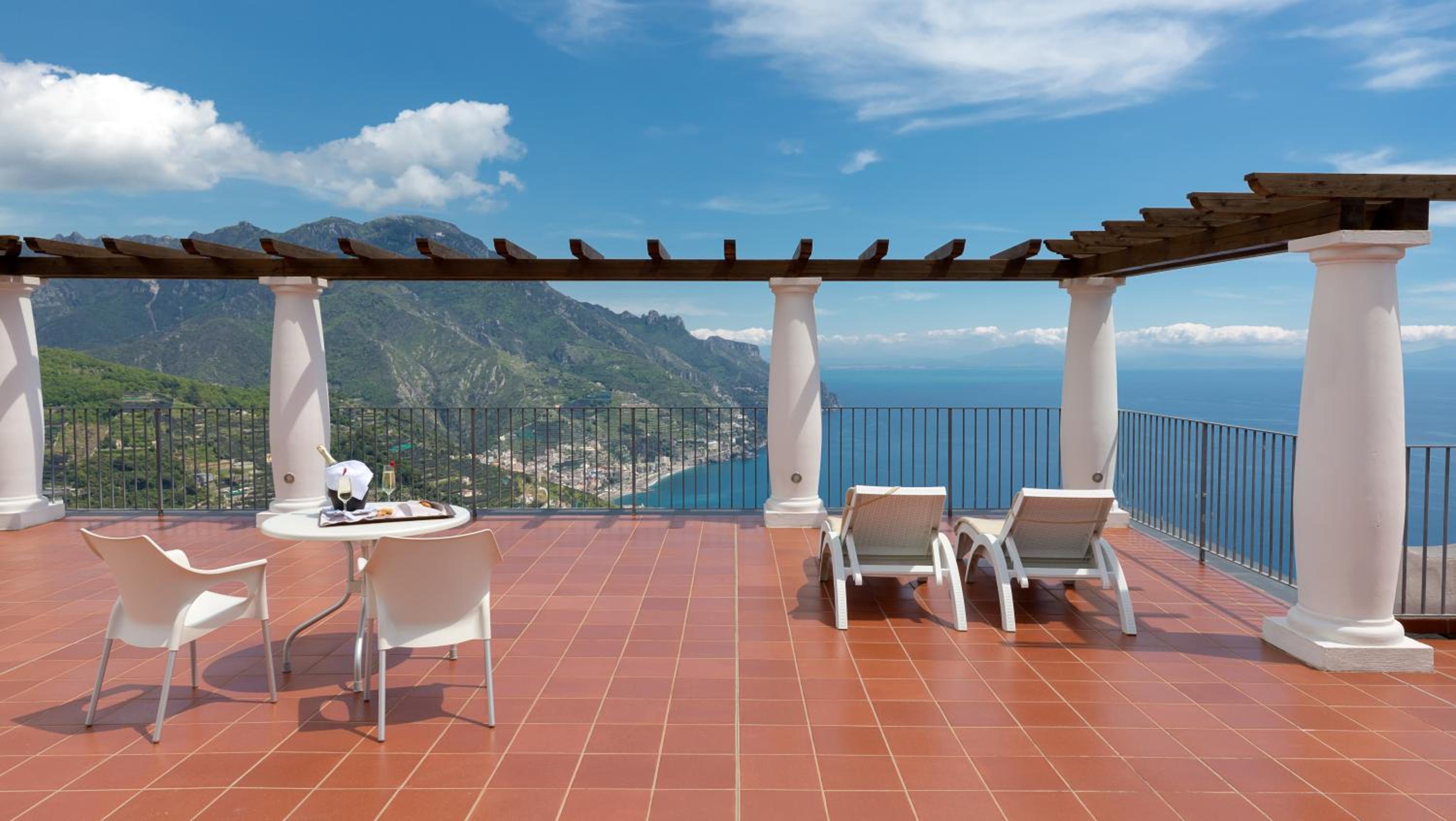 Deluxe Suite with Sea View photo 3
