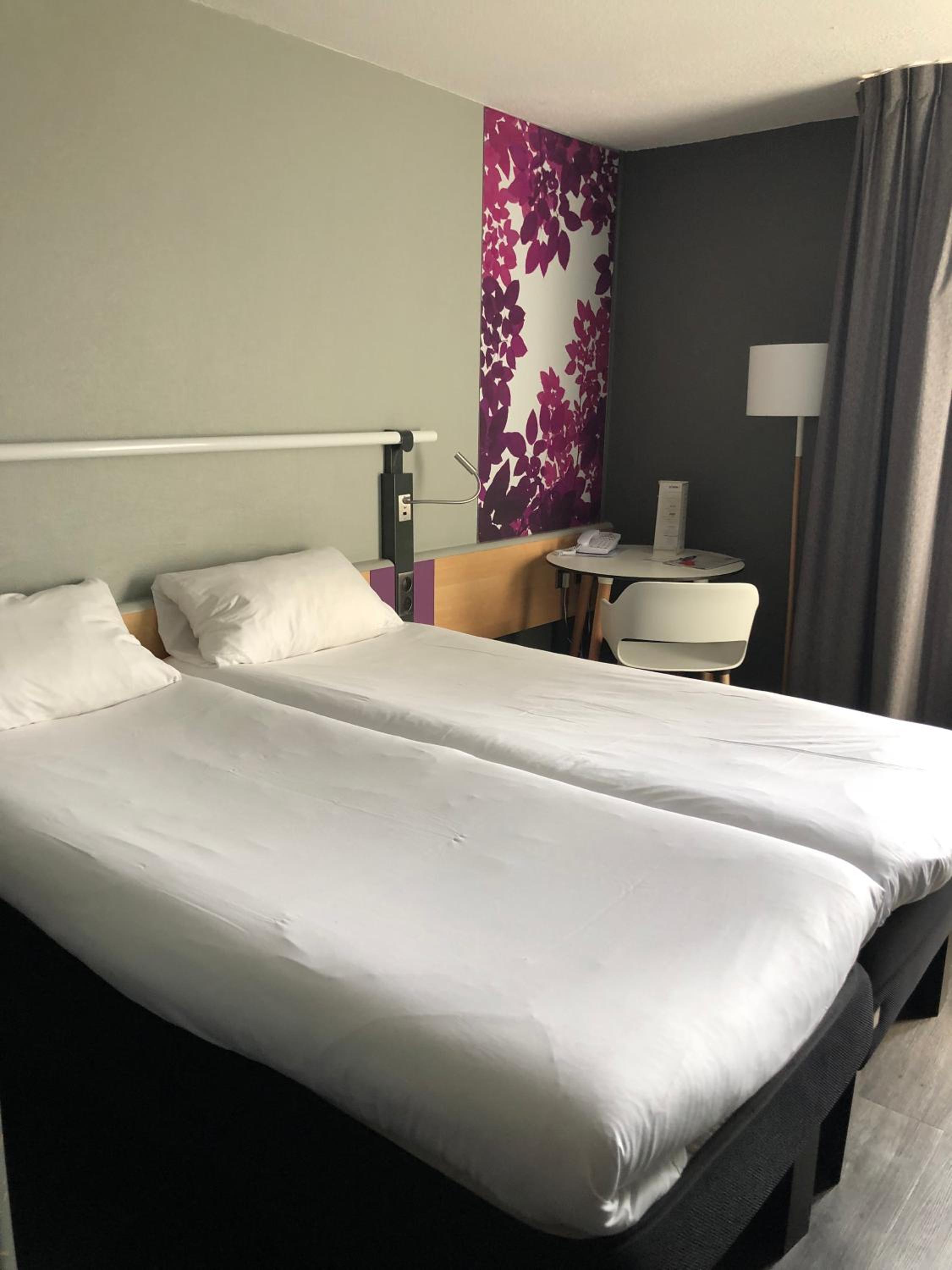 Standard Twin Room - Photo 4